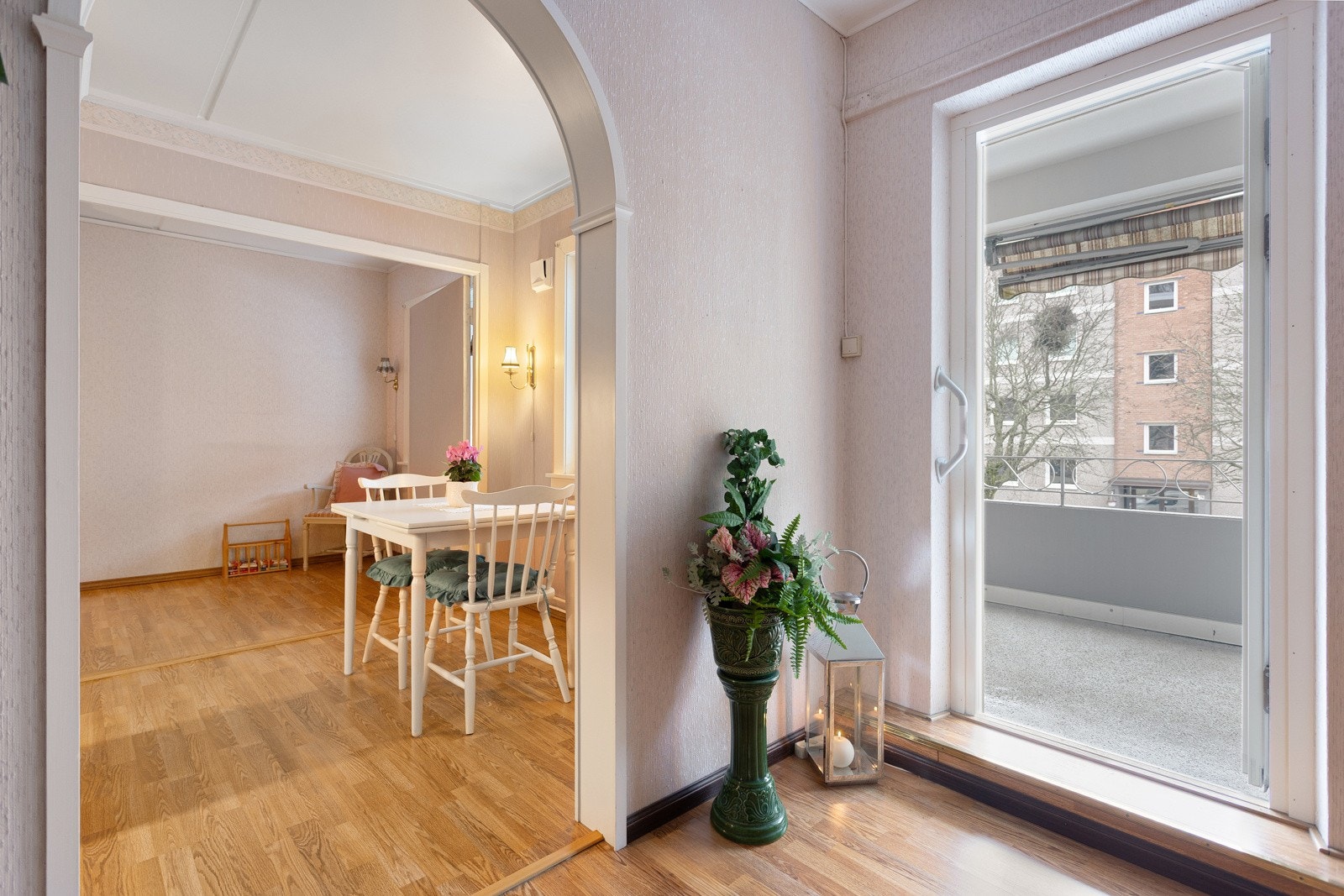 Fra stuen går man ut på en overbygd balkong med utsyn over nærområdet Galleribilde