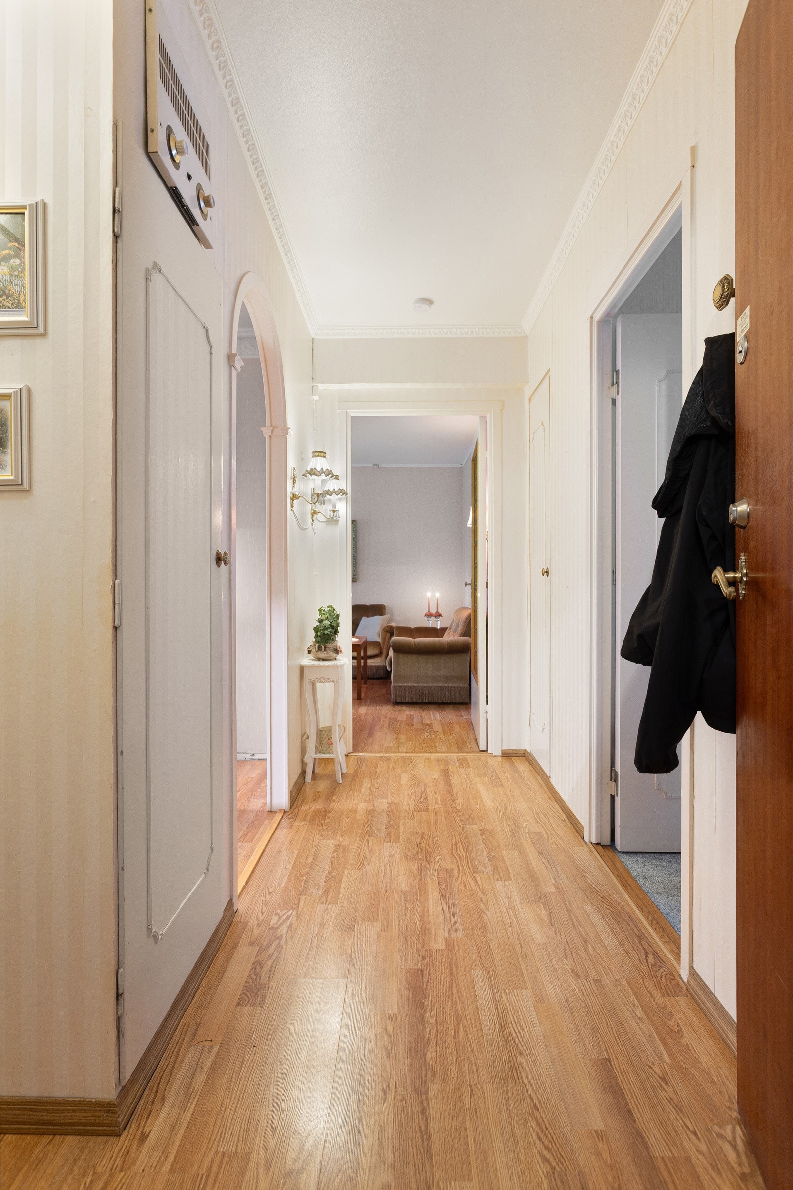 Inngangspartiet er utstyrt med samme, solide overflater som resten av boligen Galleribilde