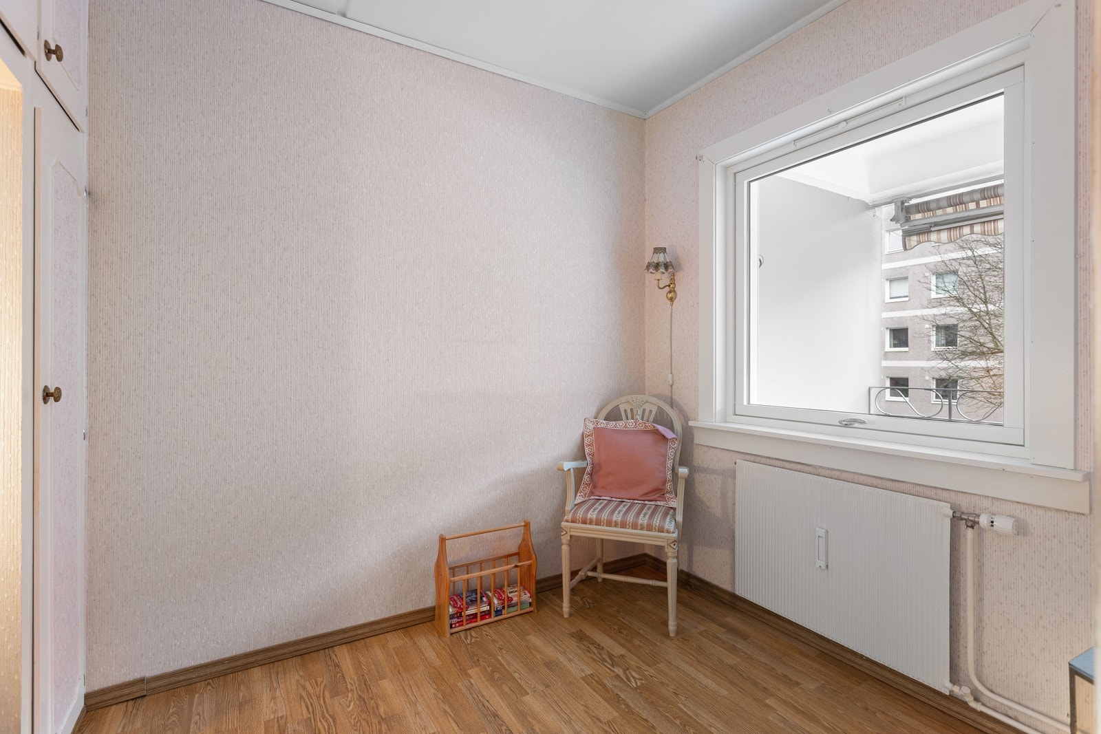 Rommet tilbyr gode oppbevaringsmuligheter og kan brukes til forskjellig, enten det er barnerom, gjesterom eller kontor Galleribilde