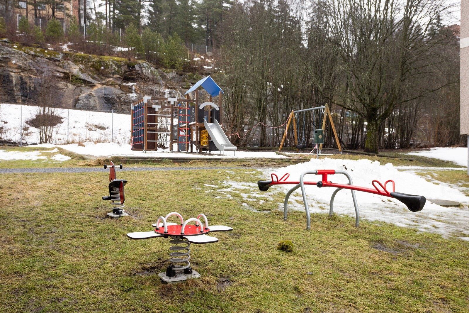 Her finner du et grøntområde med gressplen, prydbusker, hekker og trær, samt lekeplass Galleribilde