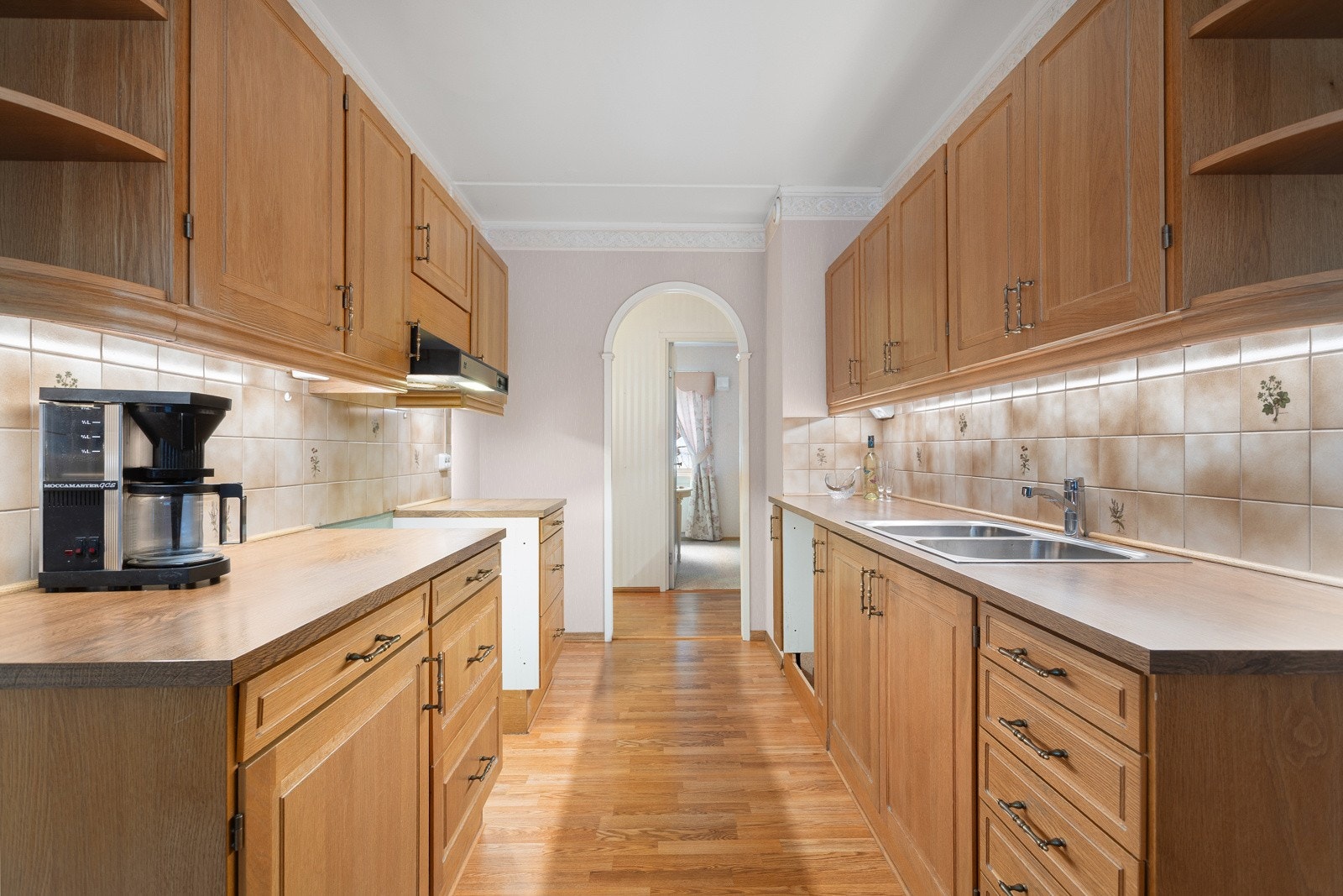 Her er benkeplaten av laminat, frontene er profilerte og det er avsatt plass til kjøl/frys, stekeovn og oppvaskmaskin Galleribilde