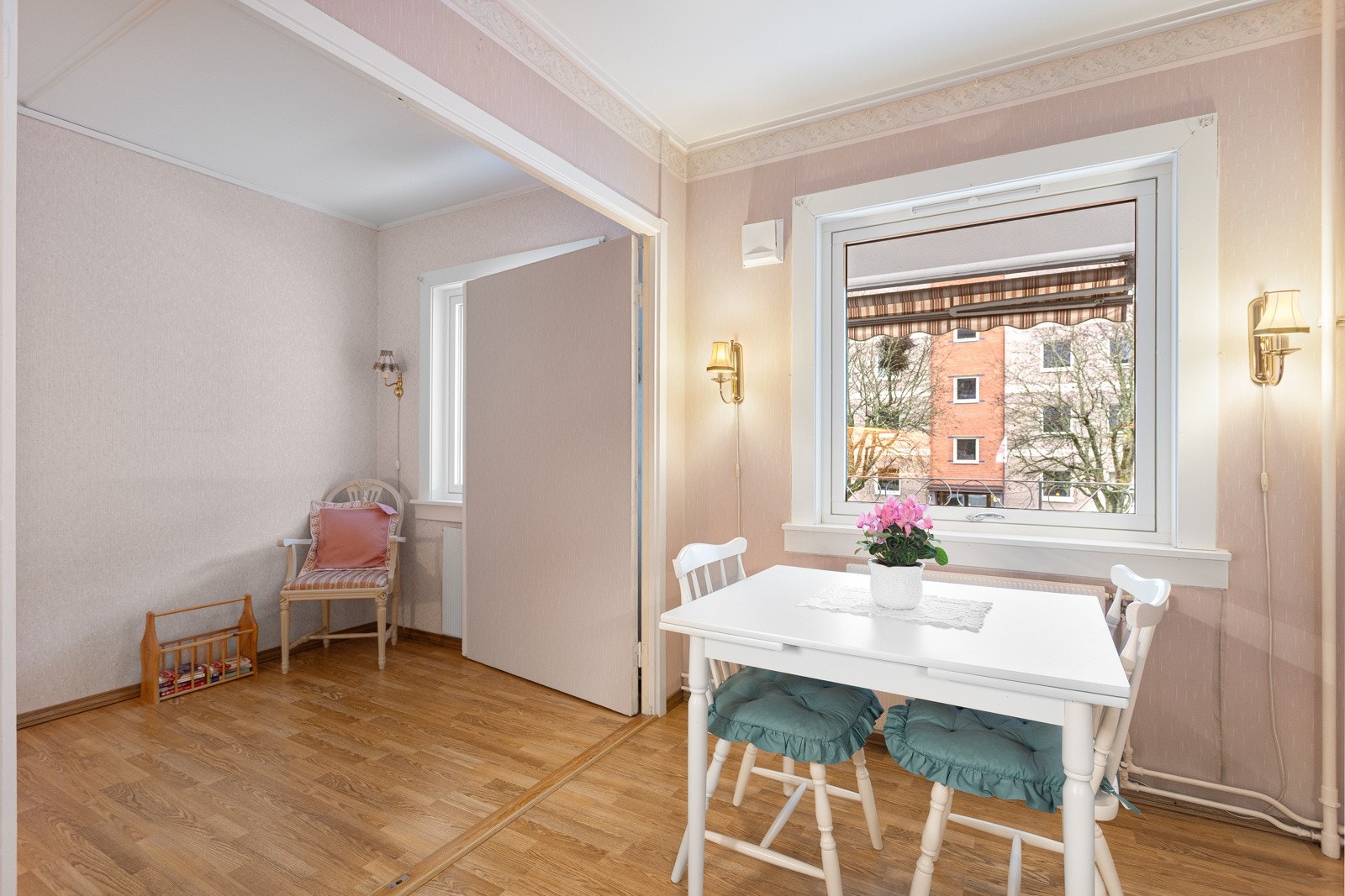 Soverom tre, som ligger ved kjøkkenet, har også laminatgulv og tapetserte vegger Galleribilde