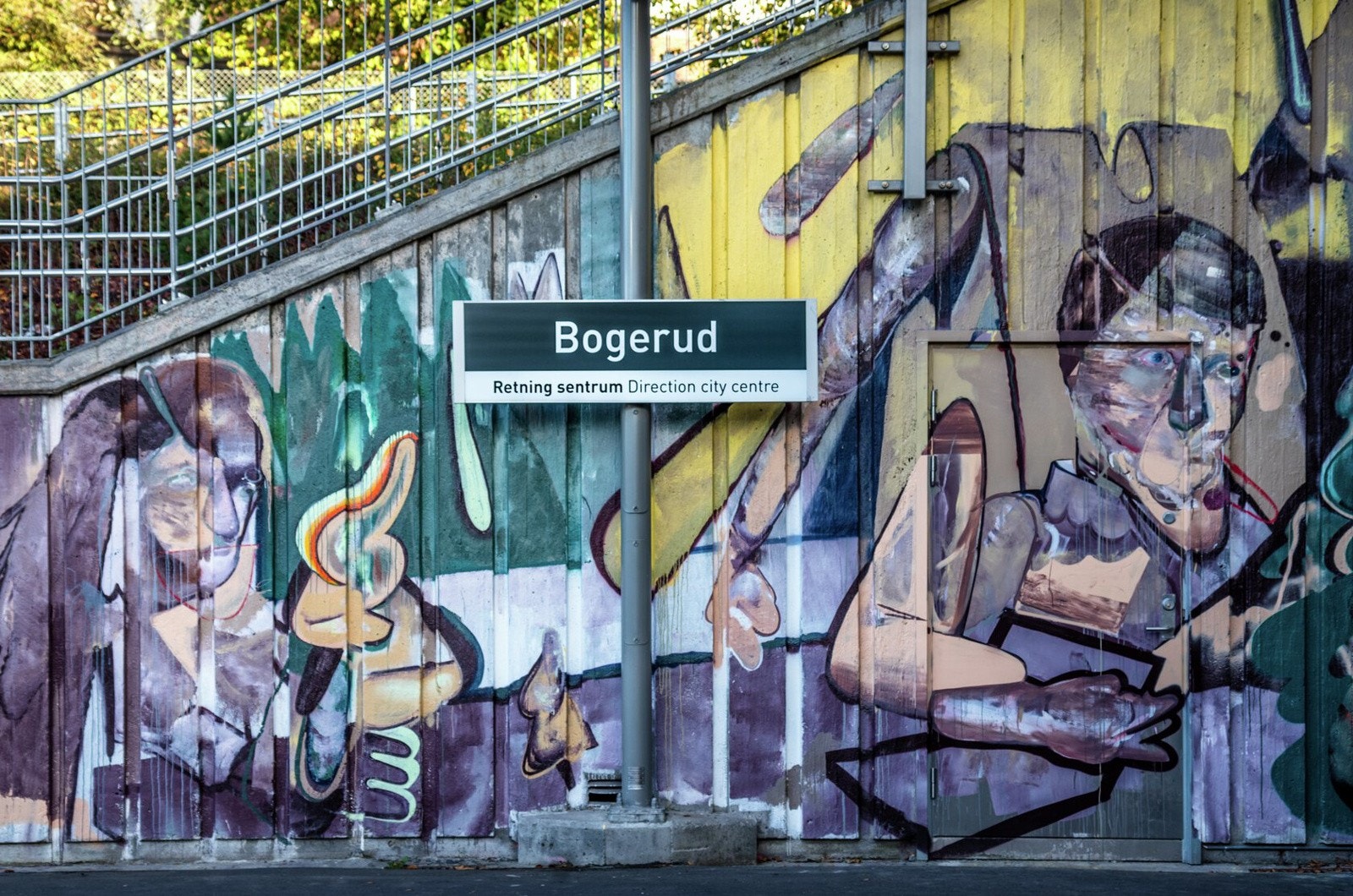 Nærmeste holdeplass er Bogerud T-banestasjon, hvor det tar 6 minutter å gå fra leiligheten Galleribilde