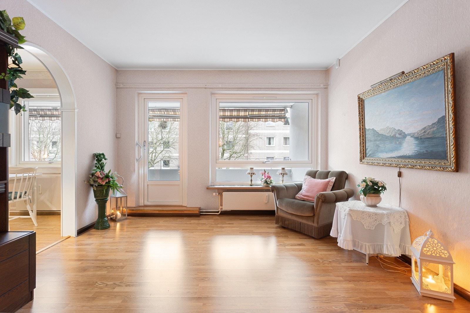 Stuen har store vinduer som gir godt lysinnslipp Galleribilde