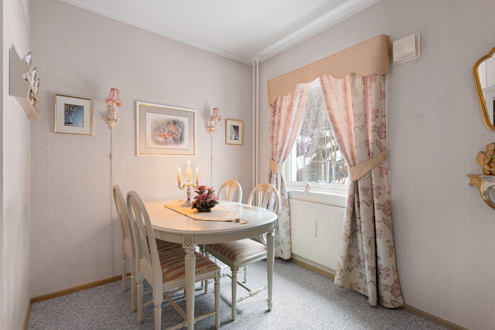 På gulvet er det vegg-til-vegg teppe Galleribilde