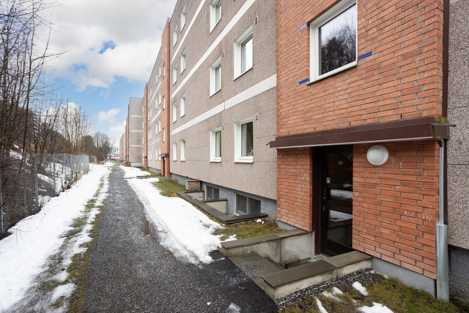 Inngang via felles trappeoppgang Galleribilde