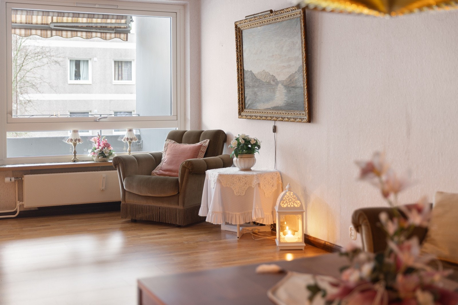 Veggene er lyse, og gulvet er i laminat, noe som gir rommet et varmt og innbydende preg Galleribilde