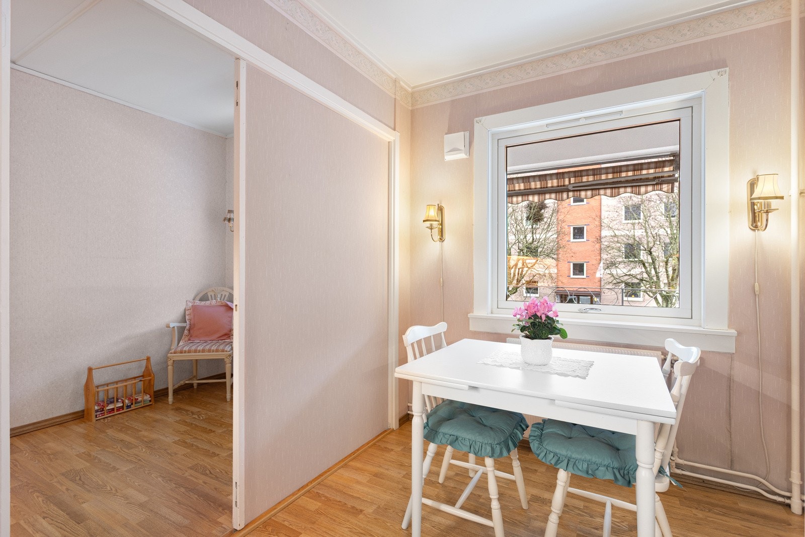 Rommet har en stor, flyttbar vegg som kan lukkes når det er behov Galleribilde