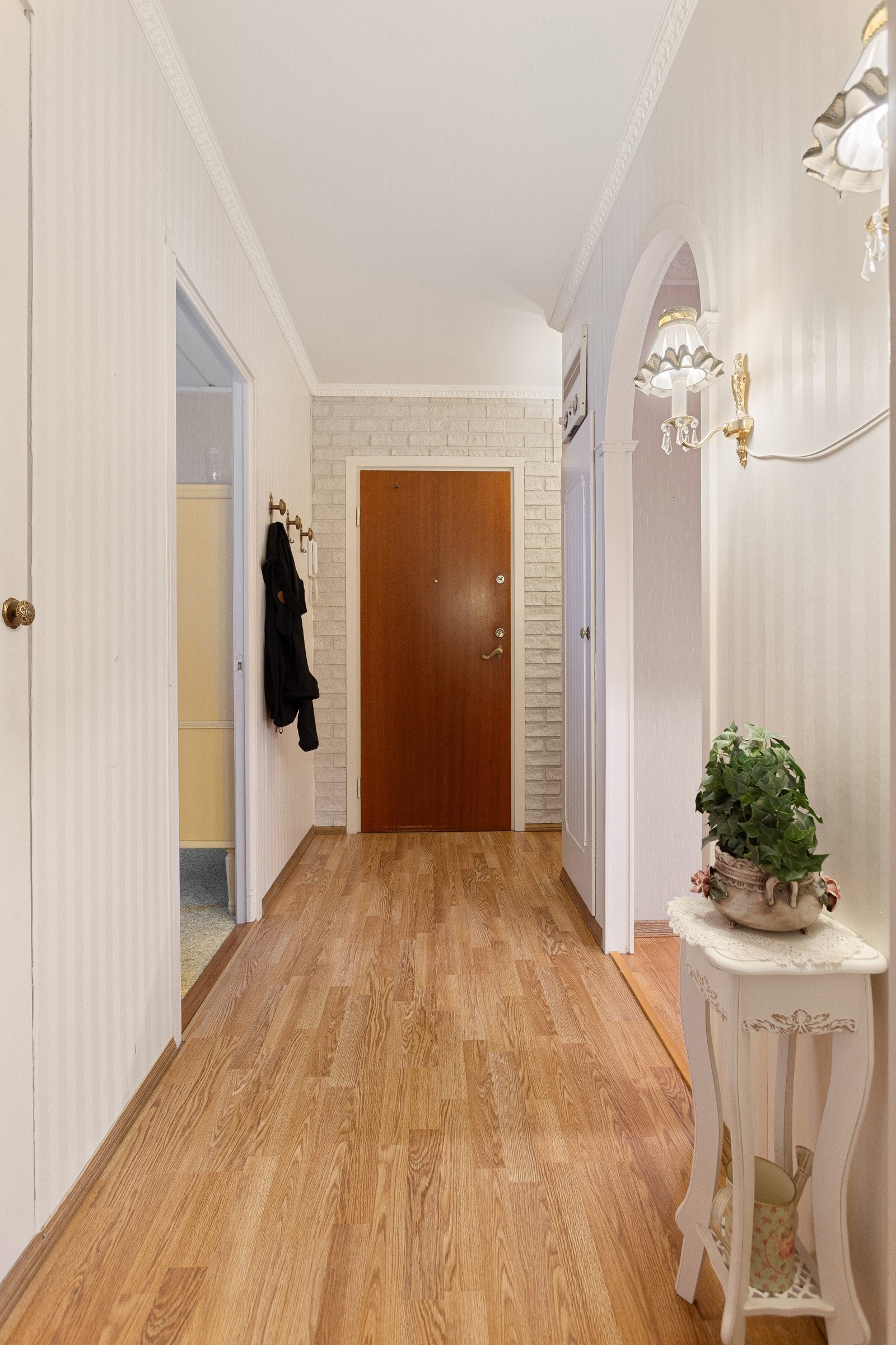 Plassen tillater for oppbevaring av sko og yttertøy, som bidrar til å holde området ryddig Galleribilde