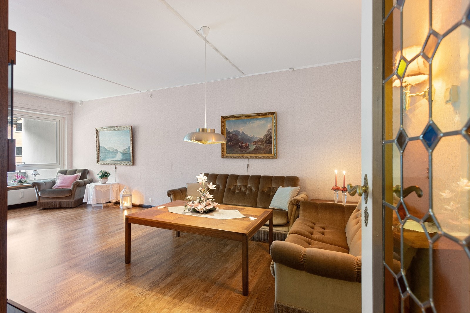 Boligens stue har god plass og luftig atmosfære Galleribilde