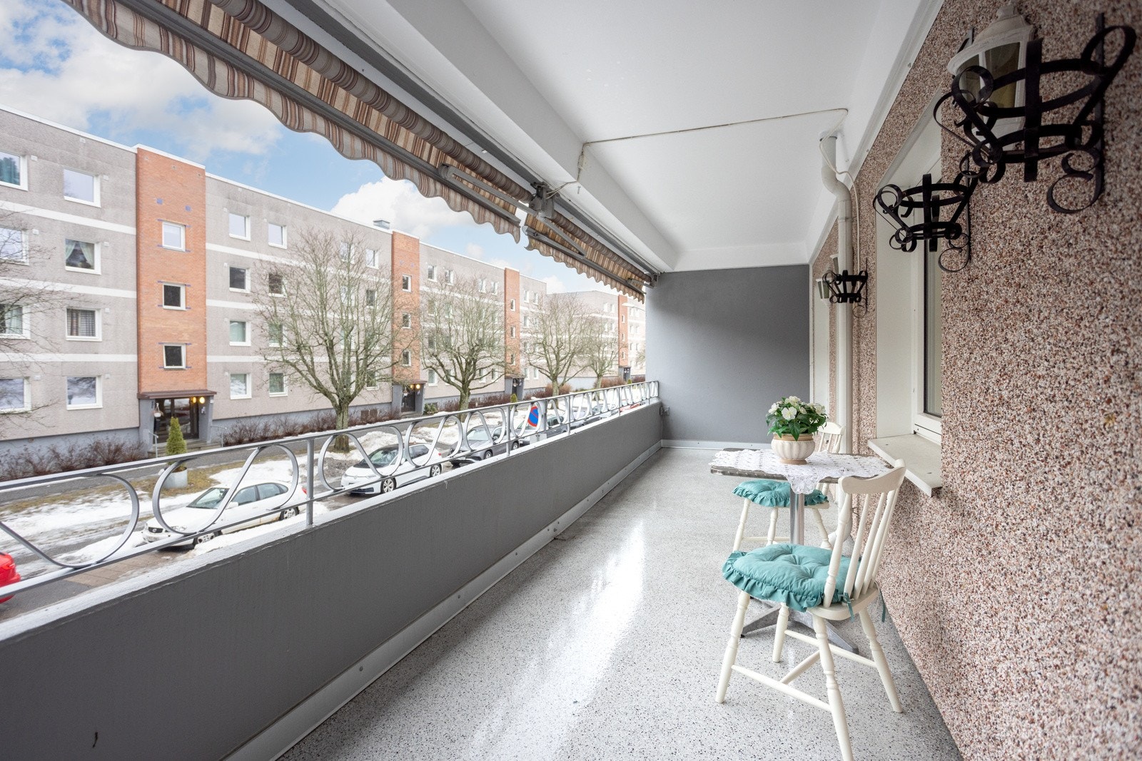 Med et støpt dekke, er balkongen solid og holdbar, og det er god plass til forskjellig møblering Galleribilde