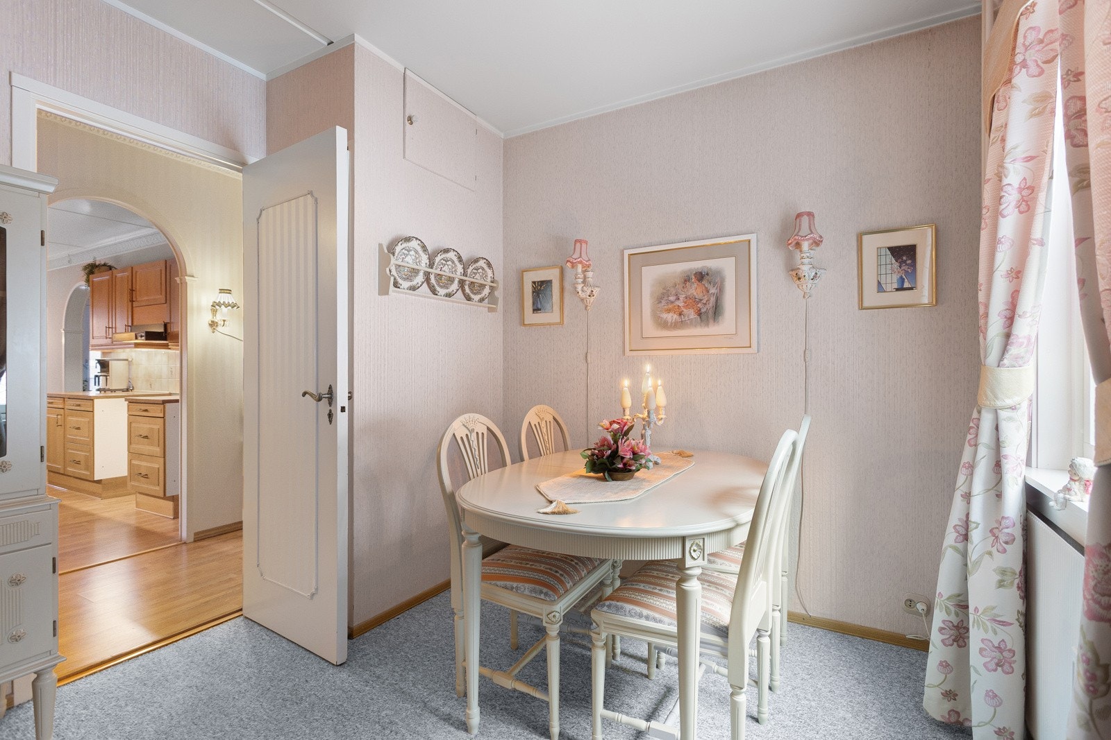 Soverom to har innebygde garderobeskap som tilbyr god plass til oppbevaring, og blir i dag brukt som spisestue Galleribilde