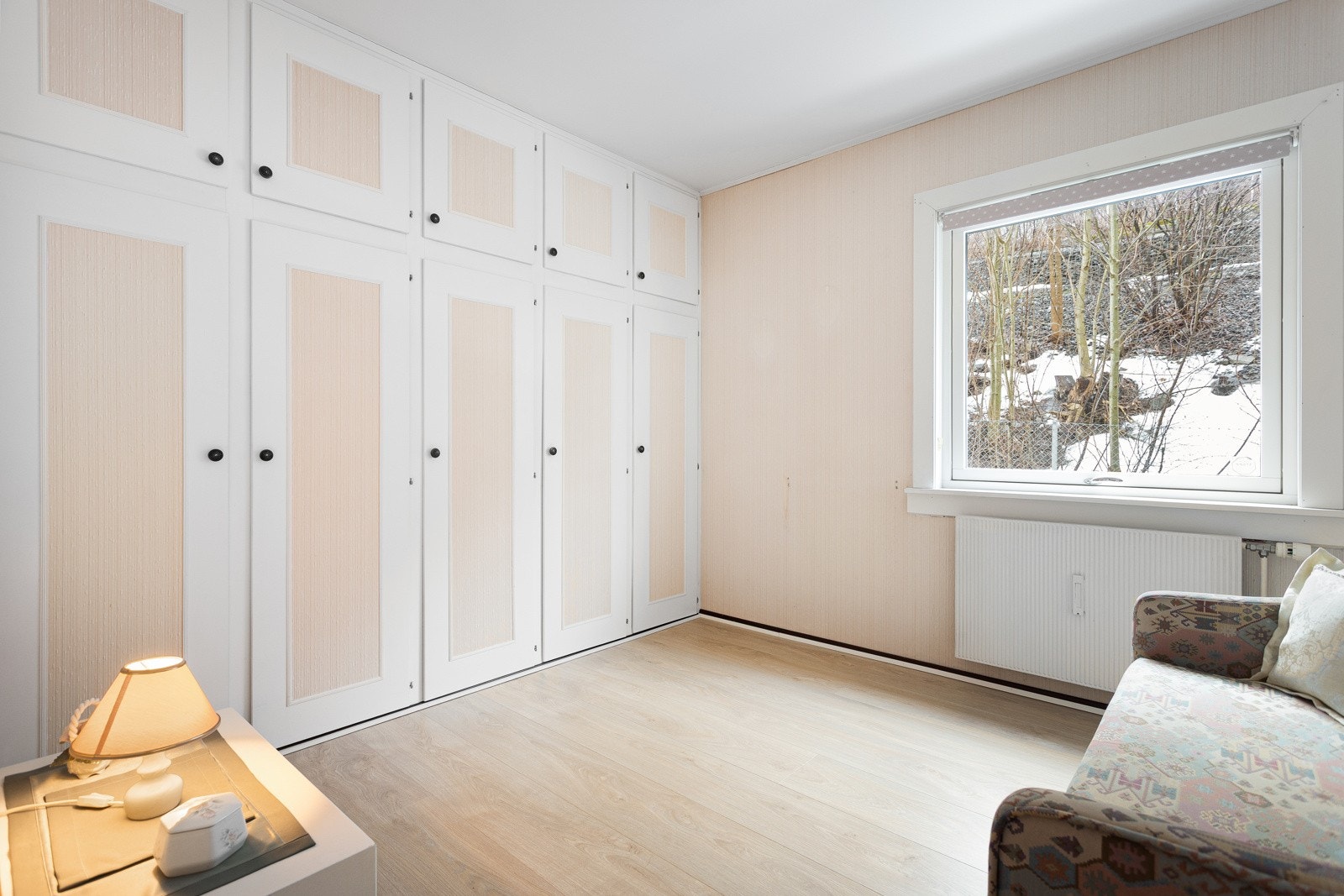 Hovedsoverommet er utstyrt med laminatgulv og tapetserte vegger Galleribilde