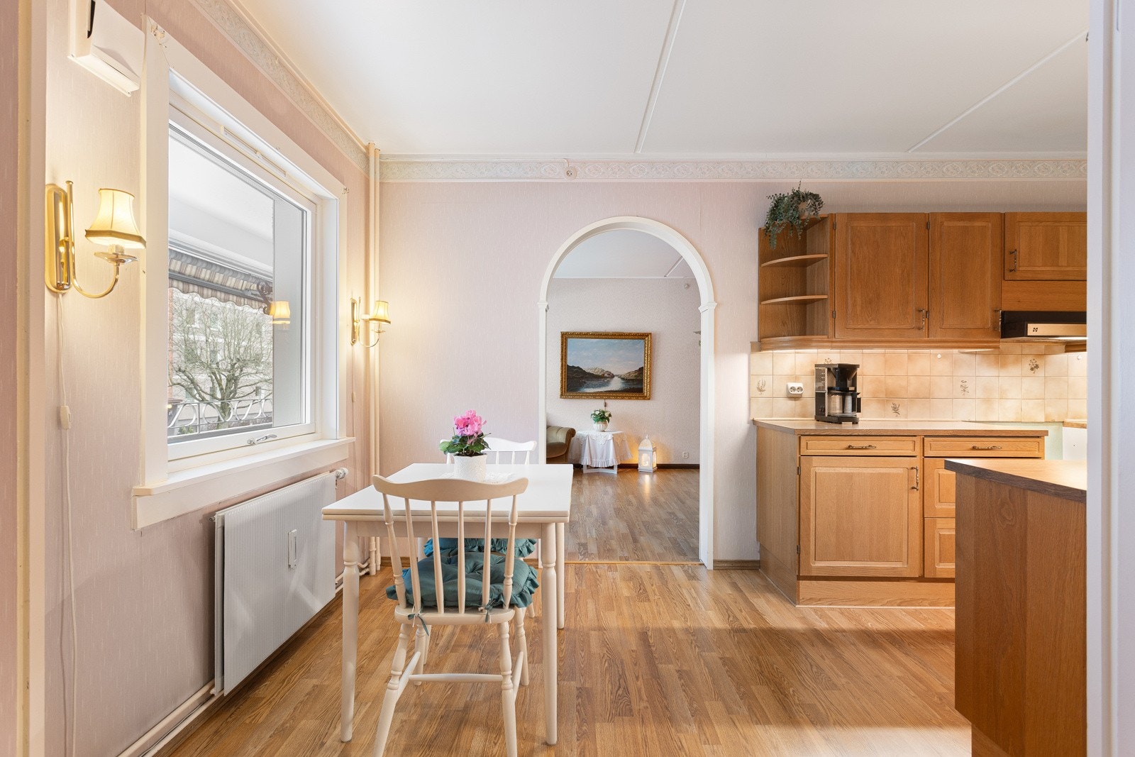 I den ene enden av kjøkkenet er det plass til en spisegruppe, hvor man kan nyte gode måltider Galleribilde