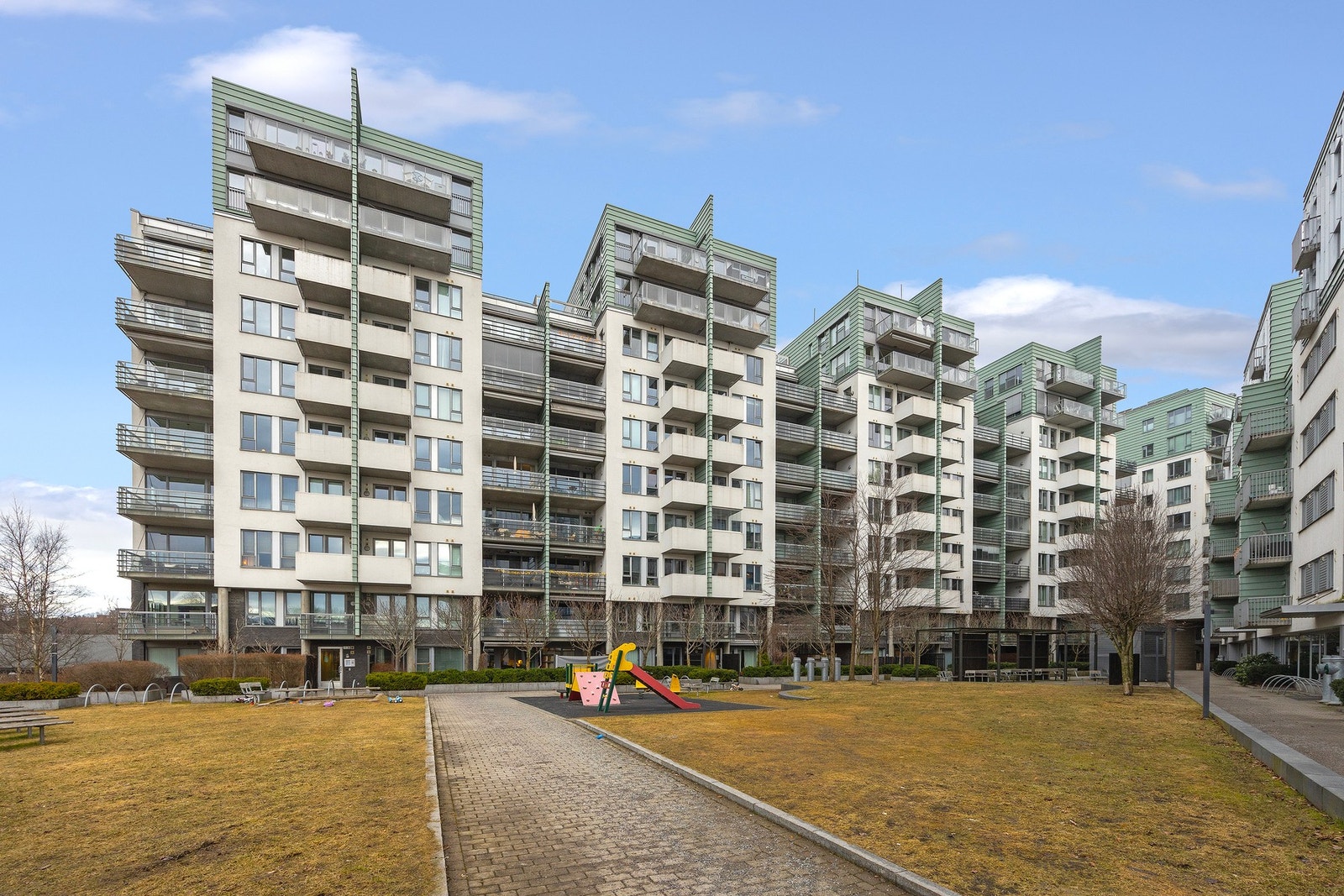 Sørkedalsveien 11C har en flott beliggenhet på Majorstuen. Supert førstegangskjøp, til utleie eller for deg som ønsker en lettstelt leiligheten midt i byen. Galleribilde