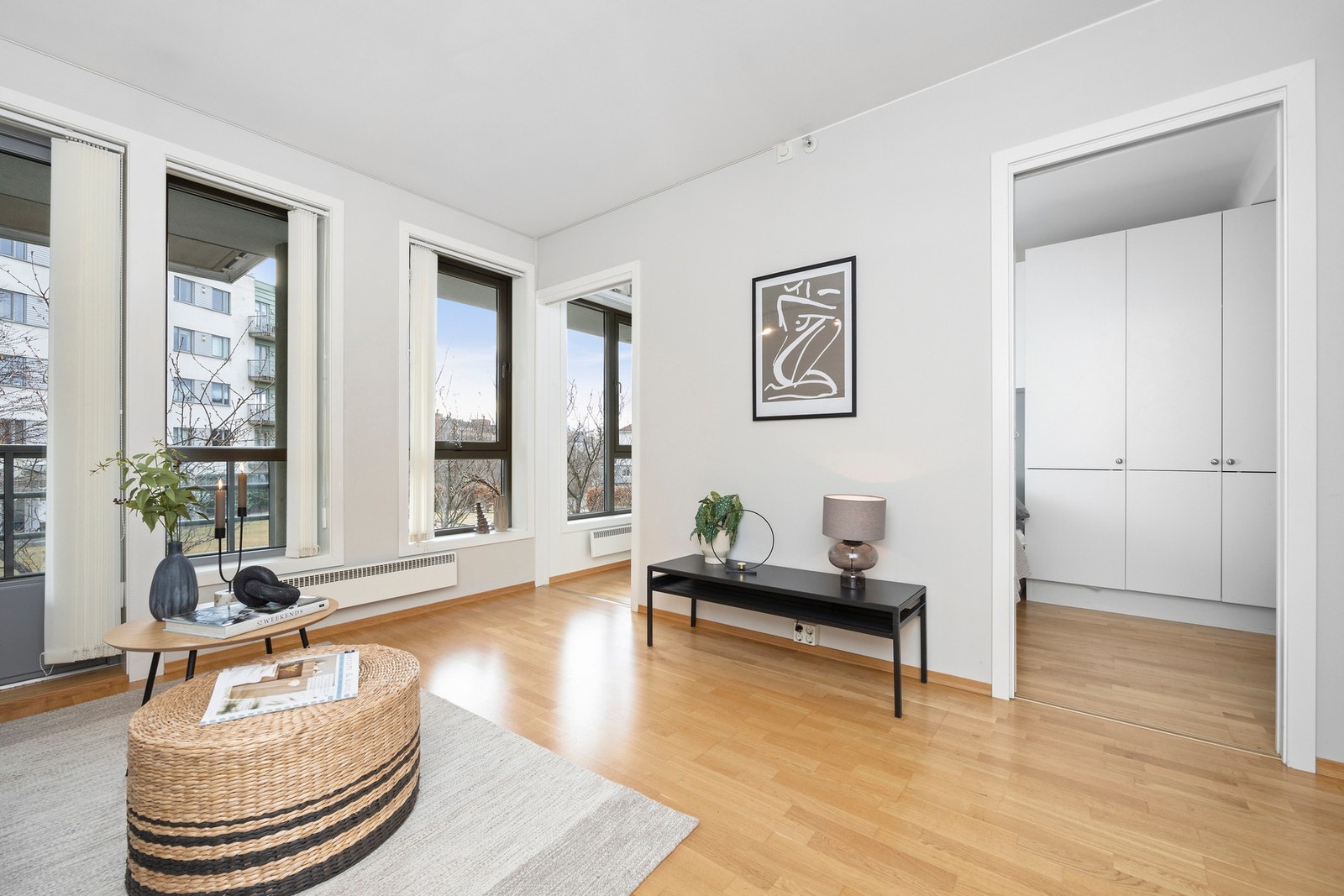 I stuen er det fin plass til sofa med tilhørende møbler og utgang til sydvest balkong. Galleribilde