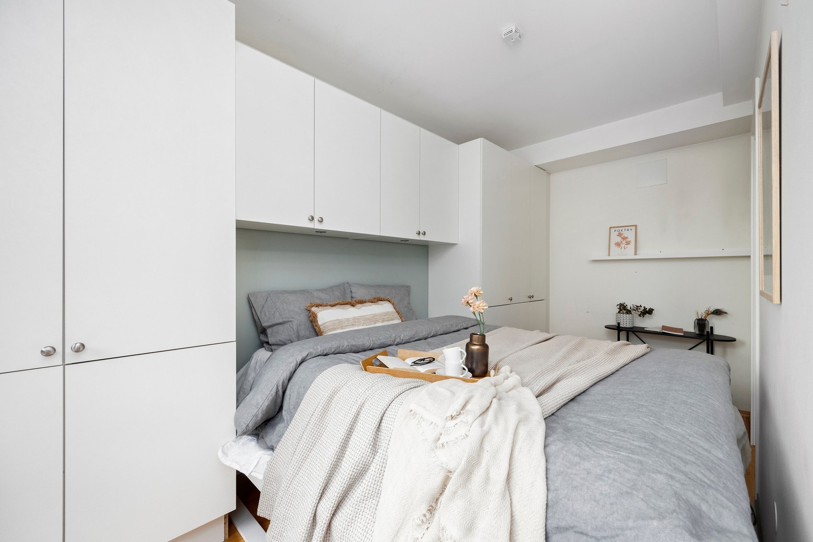 Tilpasset sengeramme og skap som medfølger. Galleribilde