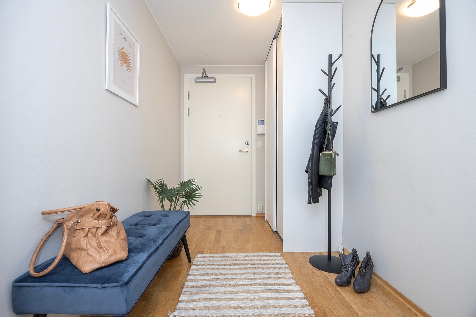 Romslig entré med garderobeskap som medfølger. Dørcalling. Galleribilde