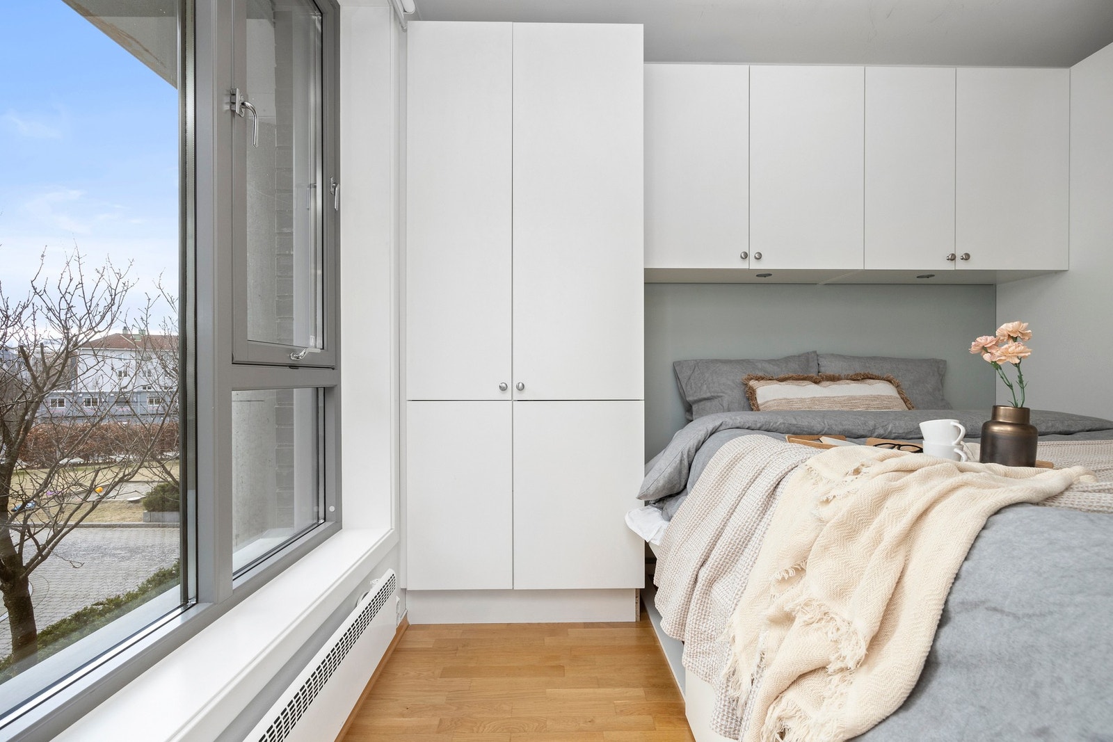 Soverommet har rikelig med garderobeskap som gir god plass til oppbevaring. Galleribilde