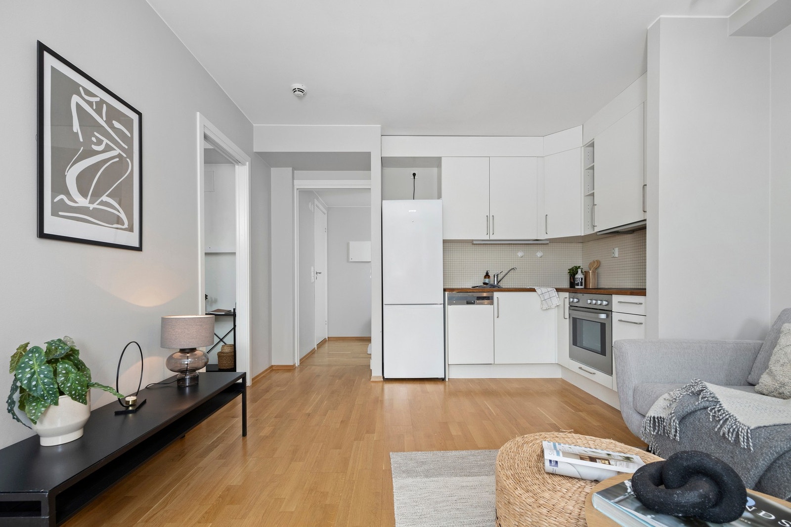 I stuen er det parkett og slette malte tak- og veggflater. Galleribilde