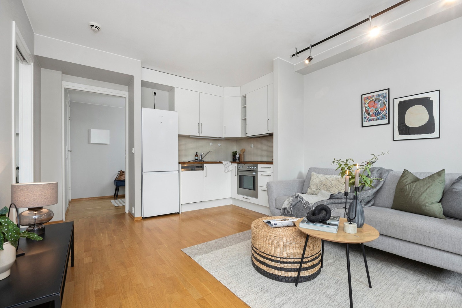 Kjøkkeninnredningen har slette hvite fronter, benkeplate av tre og hvitevarer som medfølger. Galleribilde