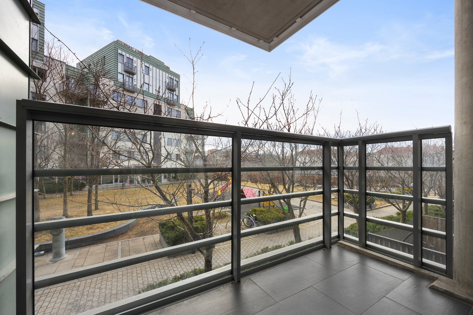 Sydvest balkong på 3 m2 som vender mot trivelige og pent opparbeide fellesarealer. Galleribilde