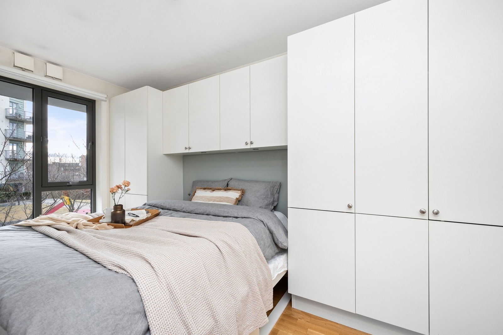 Lyst og trivelig soverom som er godt utnyttet med masse skapplass. Galleribilde