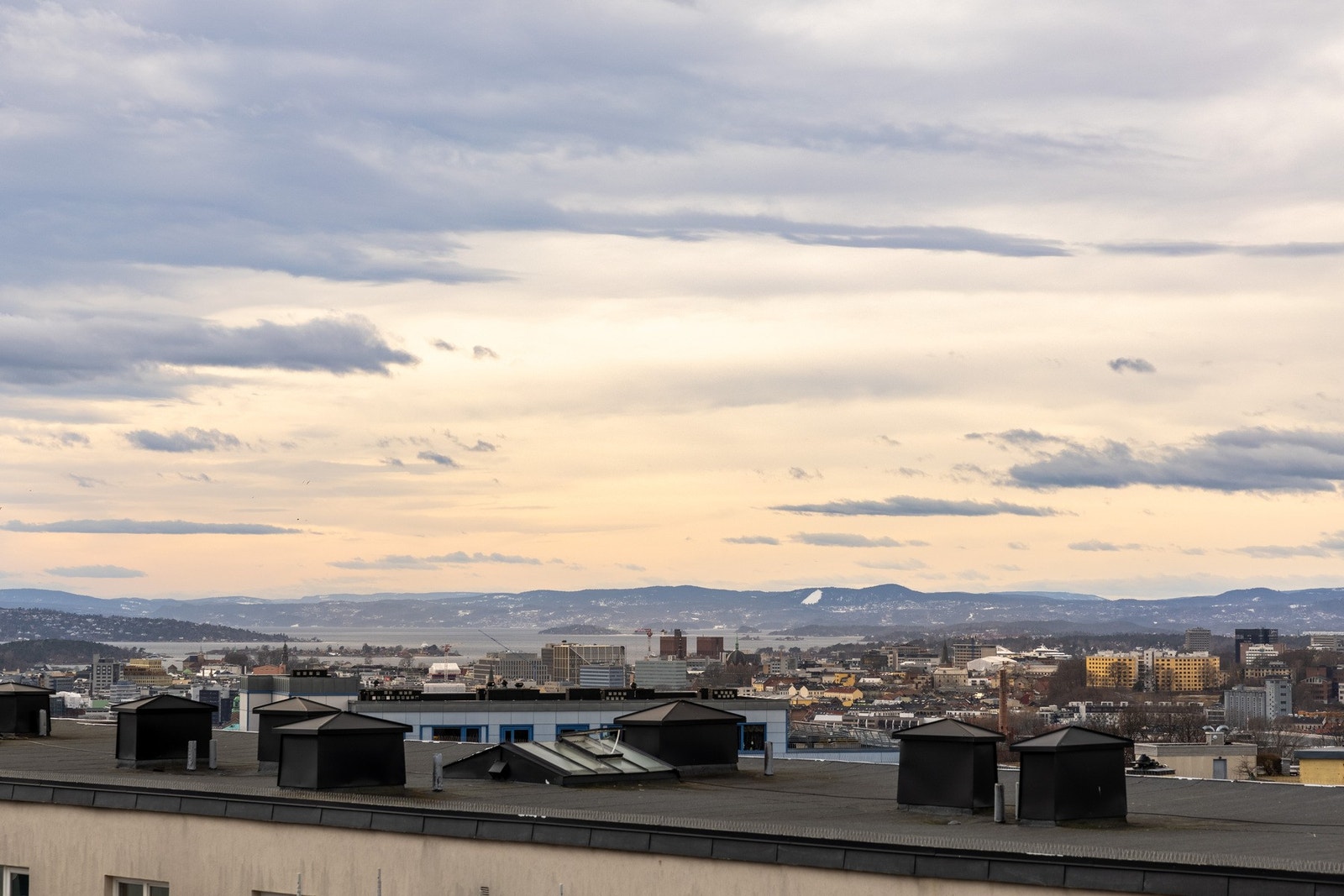 Fantastiske solforhold og en unik utsikt over byen. Galleribilde
