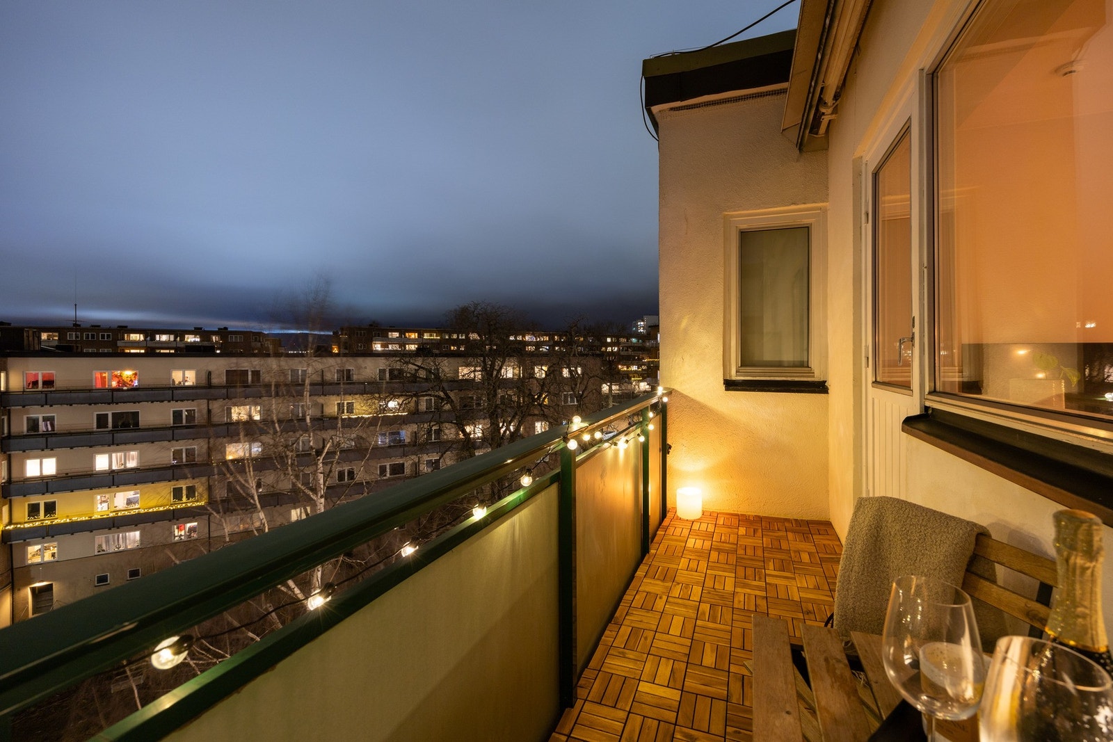 Utgang fra stue til solrik vestvendt balkong på 4,3 kvm. Her kan man nyte en fantastisk utsikt. Galleribilde