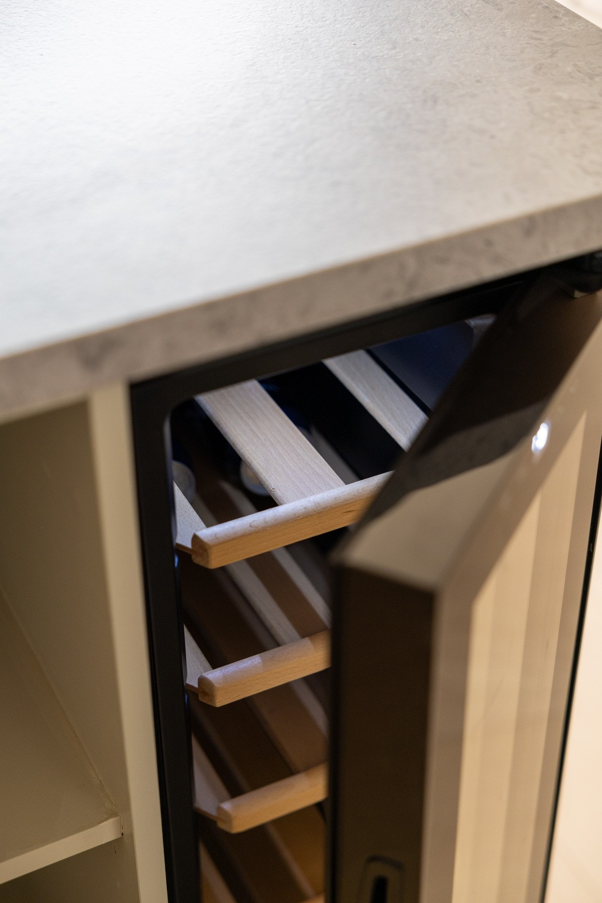 Kjøkkenet har moderne integrerte hvitevarer. Galleribilde