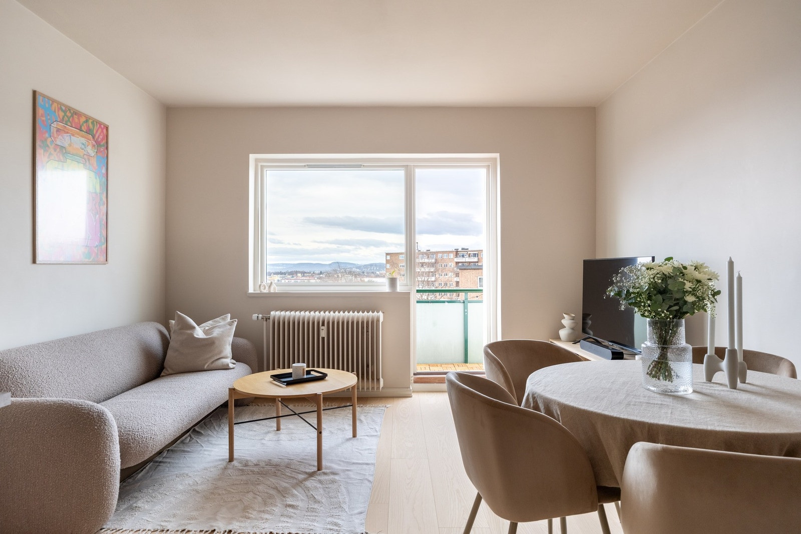 Store vindusflater som slipper inn mye naturlig lys. Galleribilde