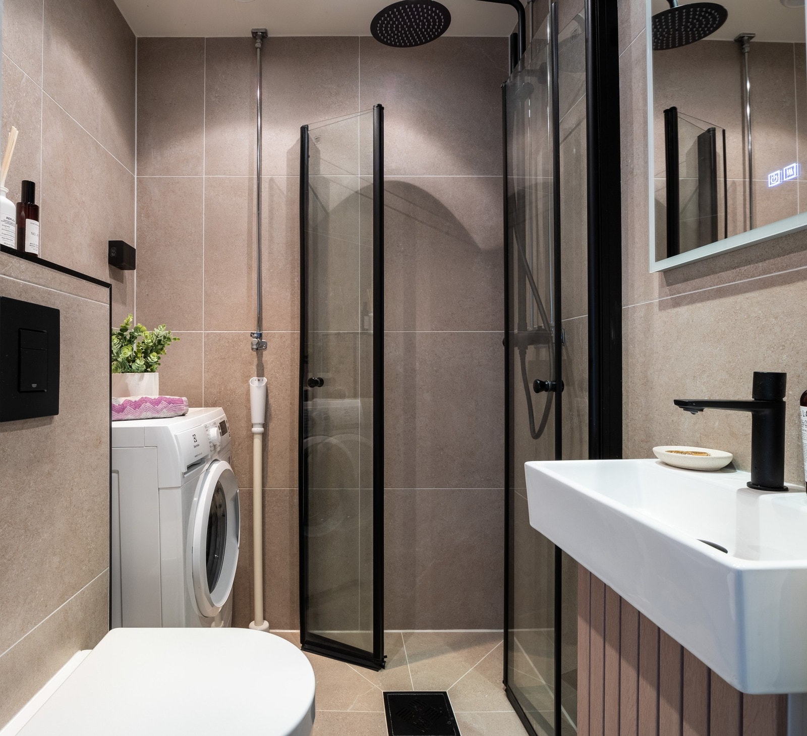 Badet har nylig blitt svært påkostet med moderne detaljer, hvor alt av inventar på bad ble nytt i 2025. Galleribilde