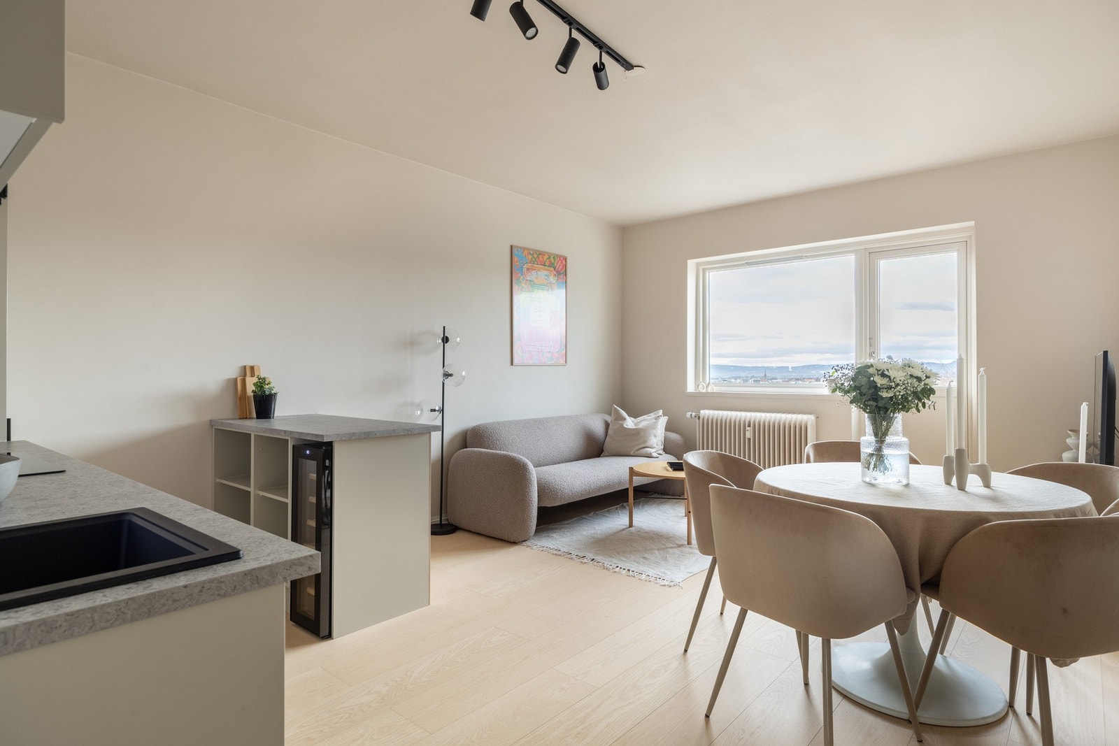 Kjøkkenet ble flyttet inn i stue for å danne ett ekstra soverom i 2025. Galleribilde