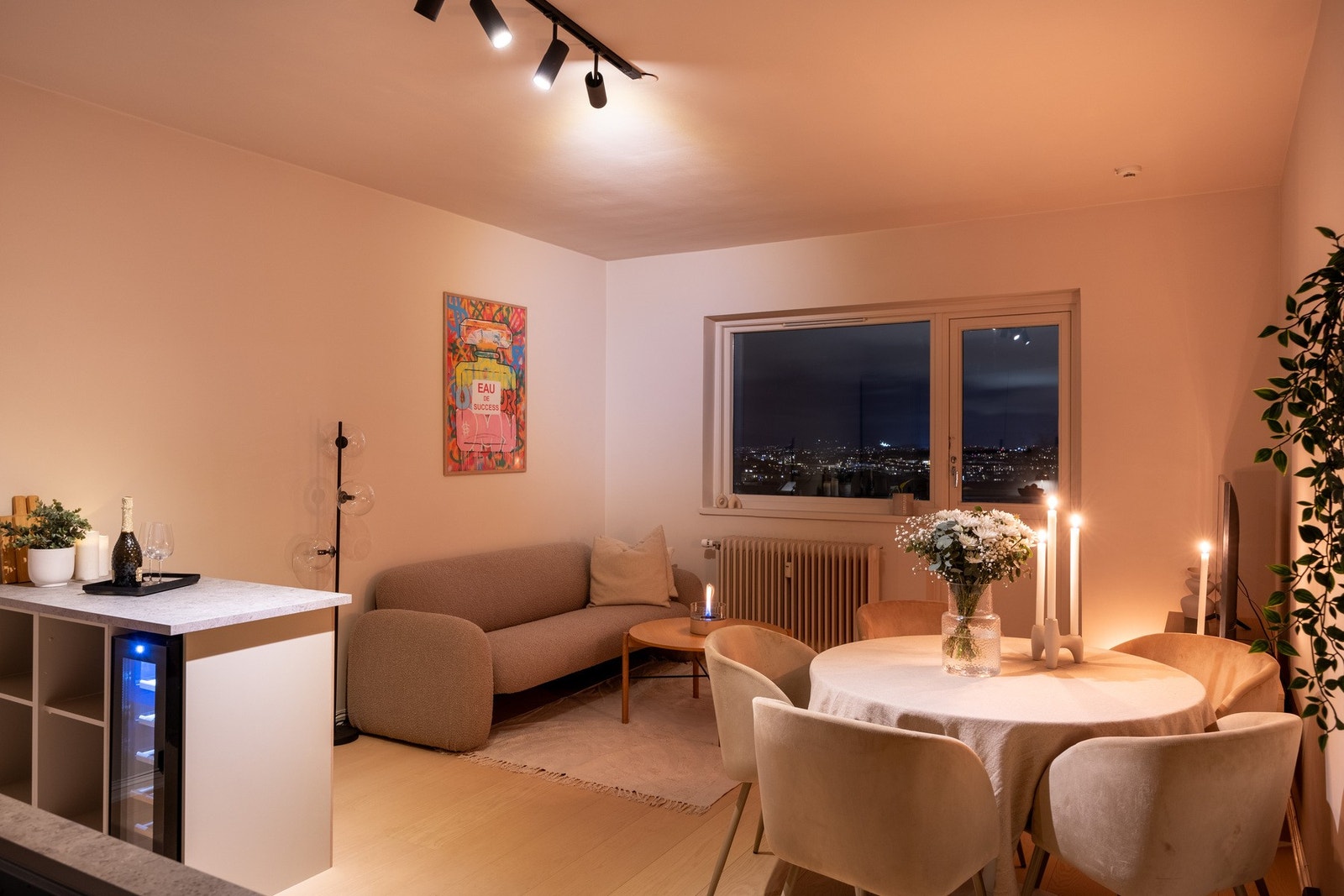 Leiligheten ble nylig omfattende oppusset i 2025 med moderne detaljer. Galleribilde