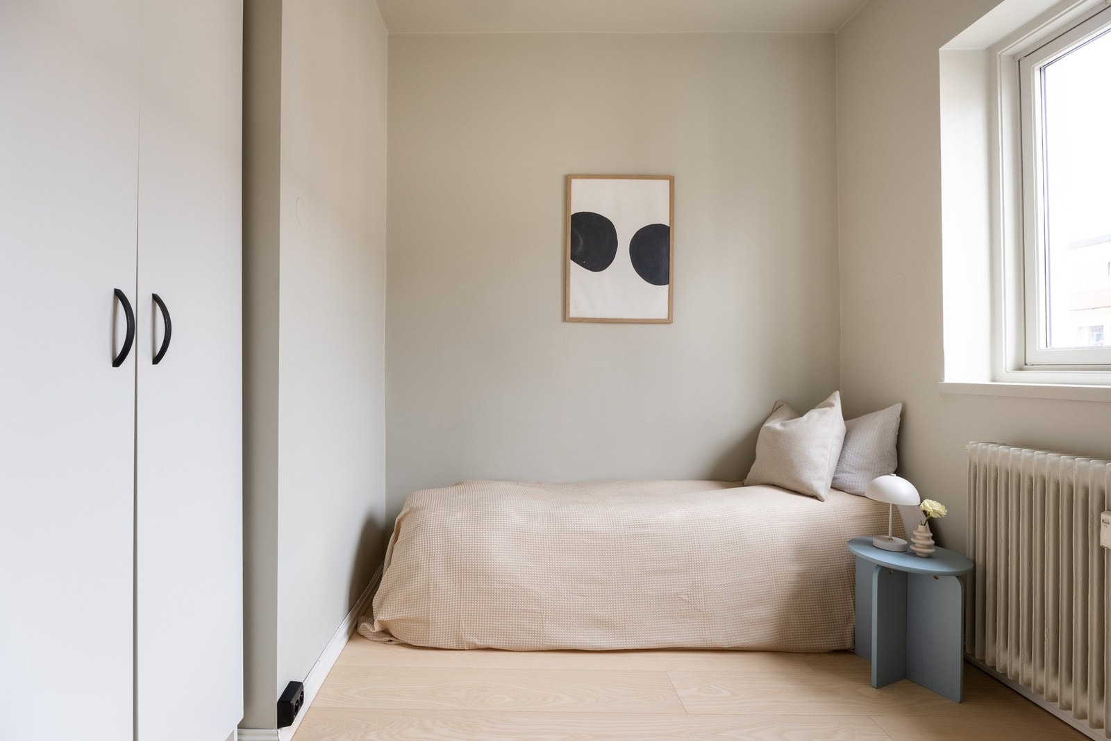 Leilighetens andre soverom med gardeløsning. Galleribilde