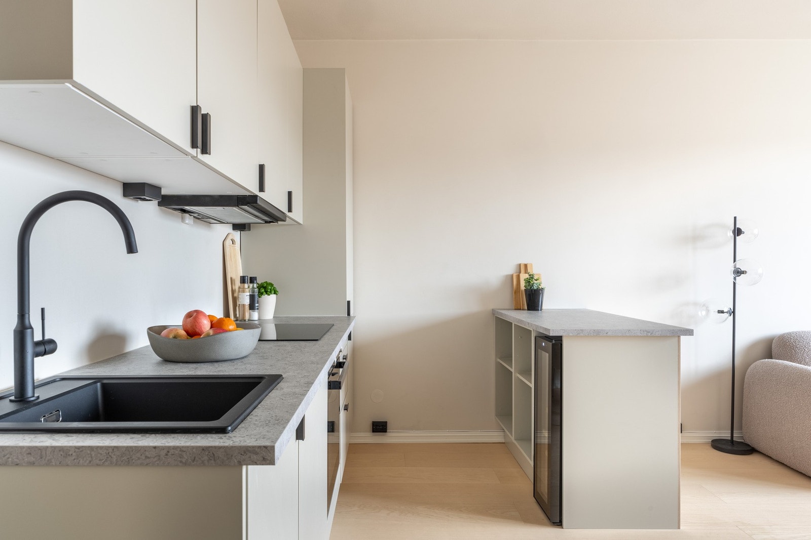 Moderne og stilrent HTH kjøkkeninnredning fra 2025 med lyse fronter. Galleribilde