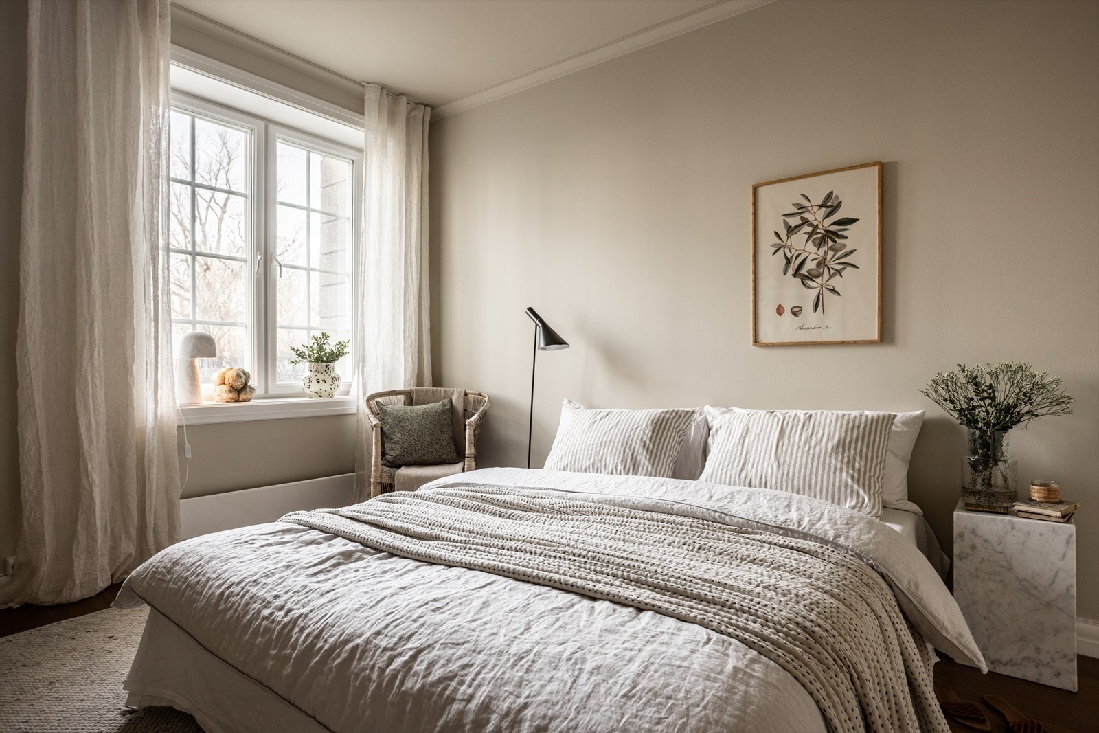 Rommet har god plass til dobbeltseng med tilhørende møblement på hver side, samt garderobeløsning etter ønske. Galleribilde