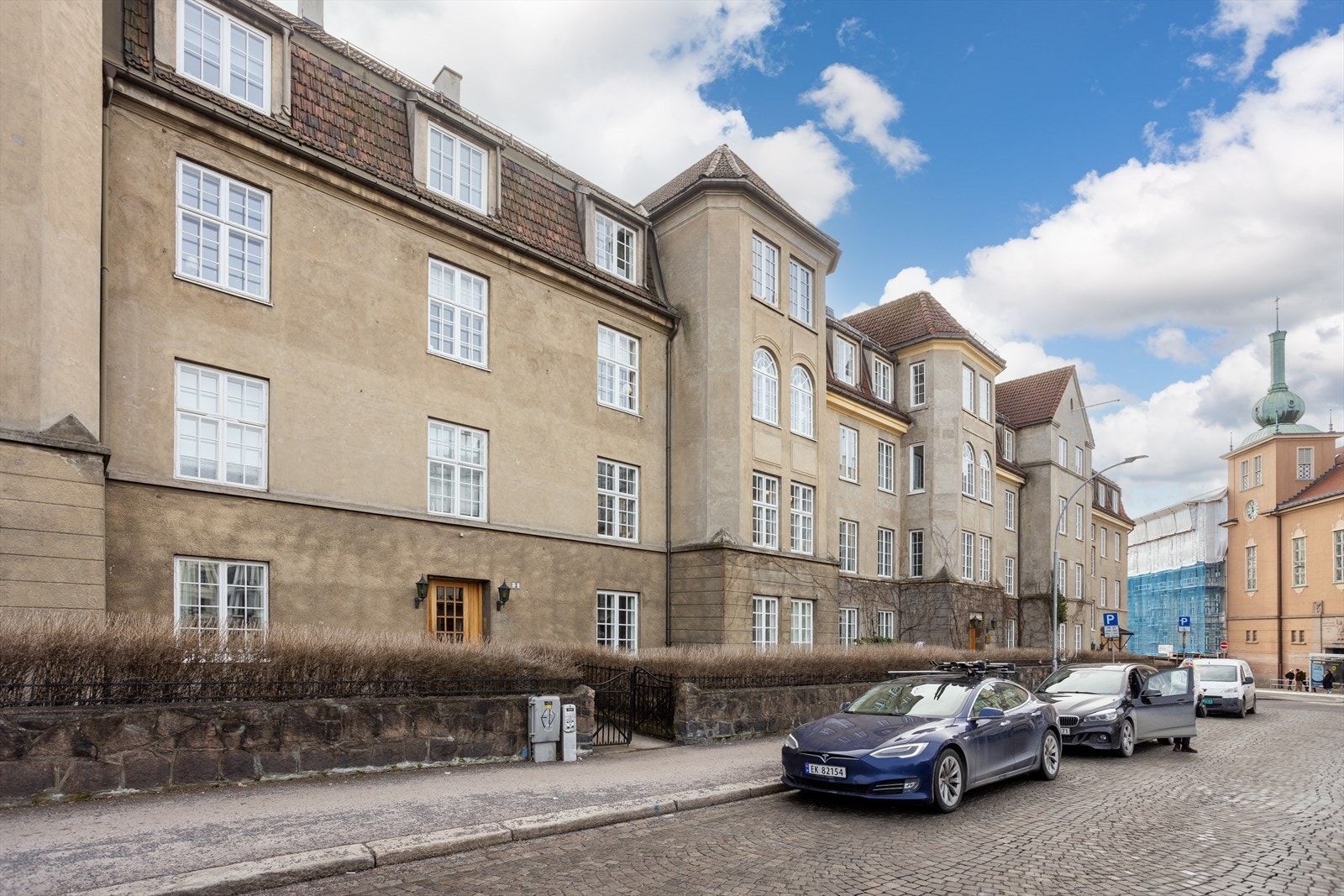 Leiligheten ligger i vakker og staselig bygård tegnet av byarkitekt Harald Aars. Galleribilde