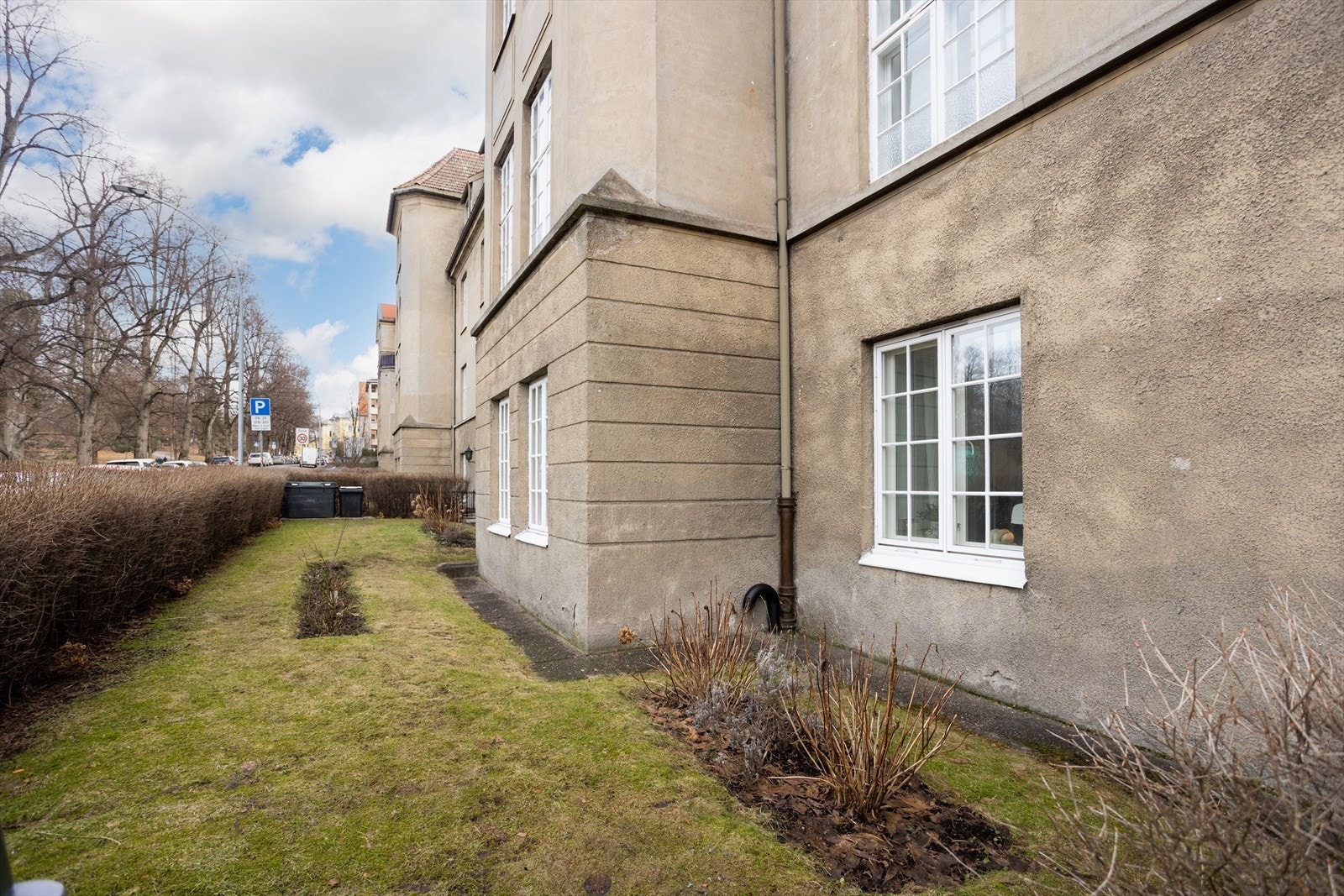 Grønn og flott forhage gir et meget pent uttrykk. Galleribilde