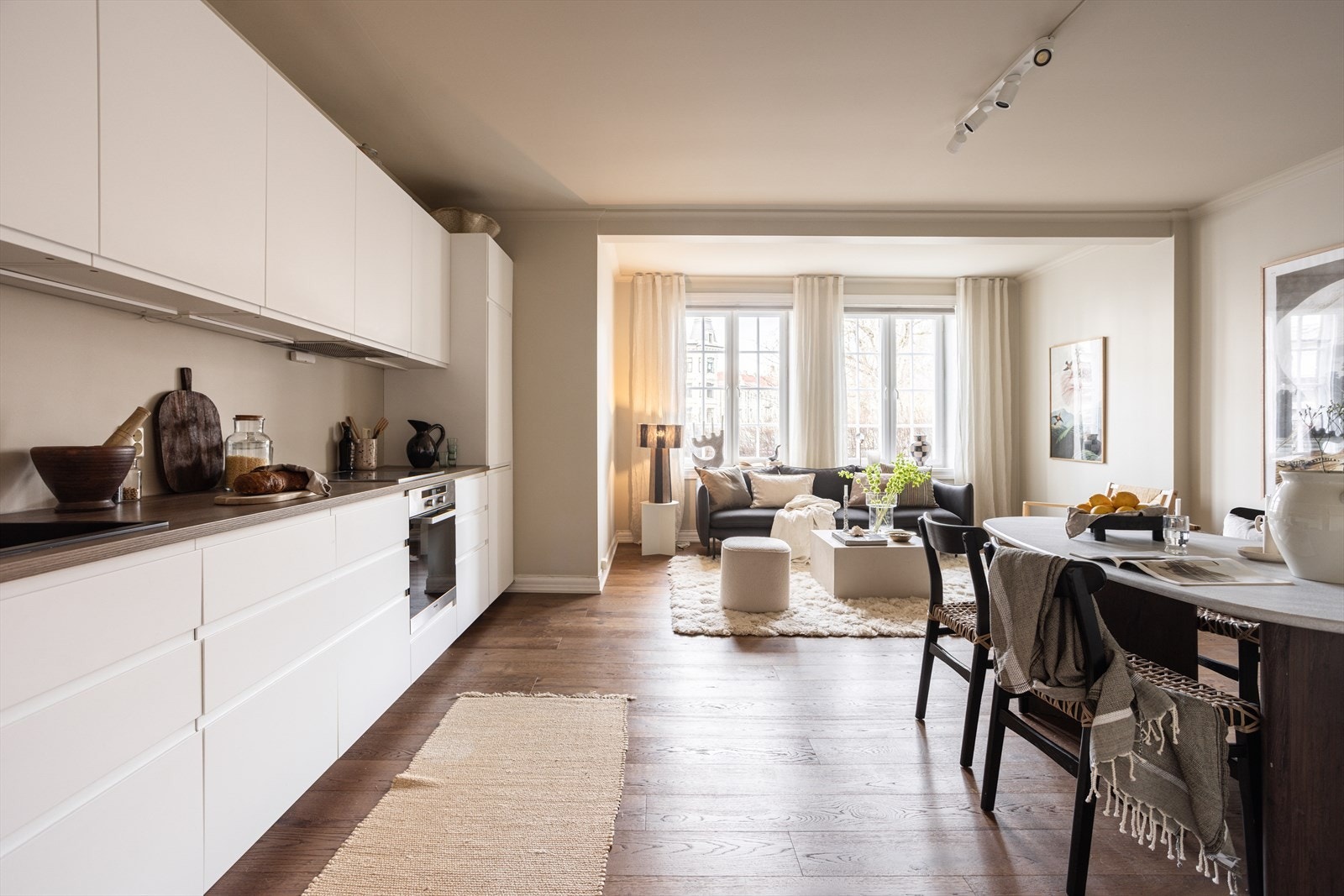 Stuen har god plass til både sofaseksjon og spisebord, samt øvrig møblement etter ønske. Galleribilde