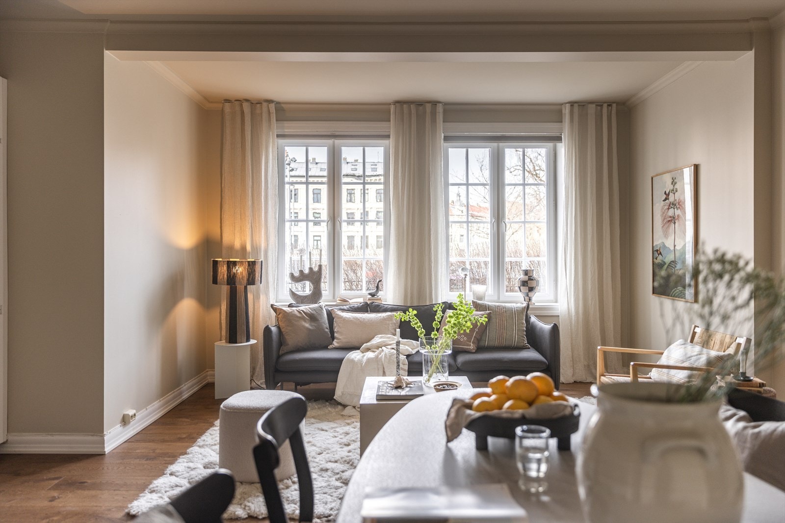 En lys og hyggelig leilighet beliggende i en fasjonabel bygård med flott forhage på vakre St. Hanshaugen. Galleribilde
