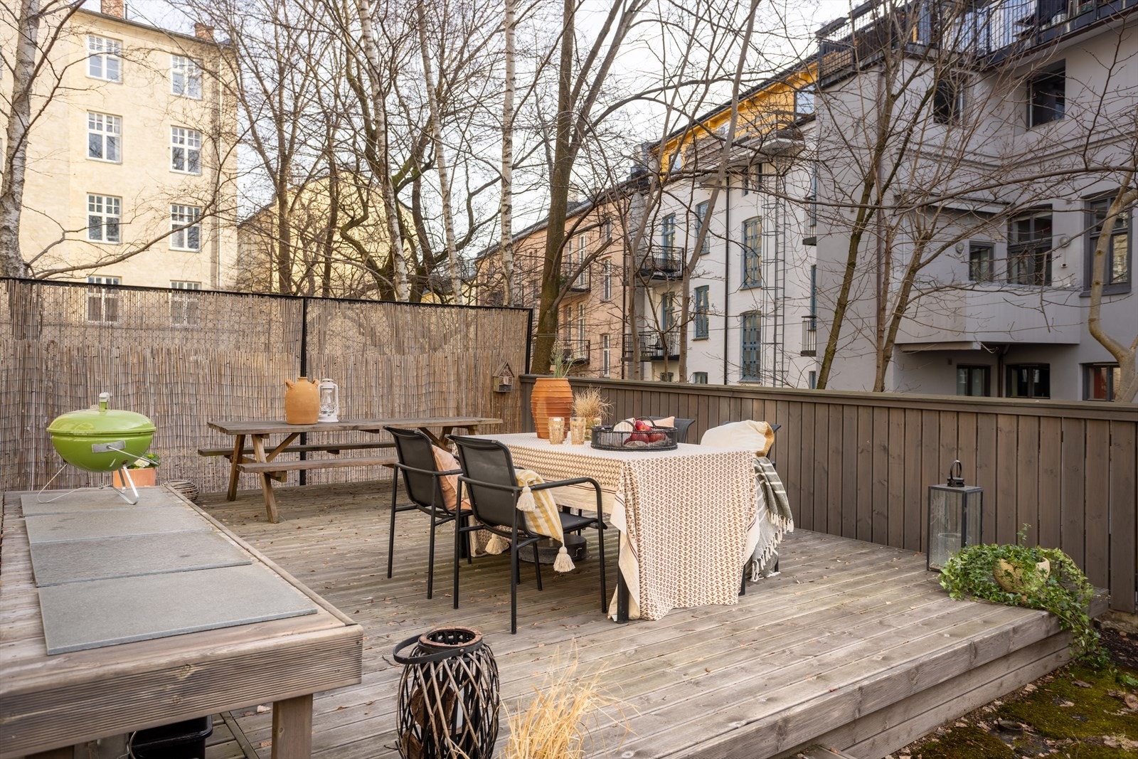 Aksjelaget har en flott bakgård med muligheter for sittegruppe, grill og det man måtte ønske. Galleribilde