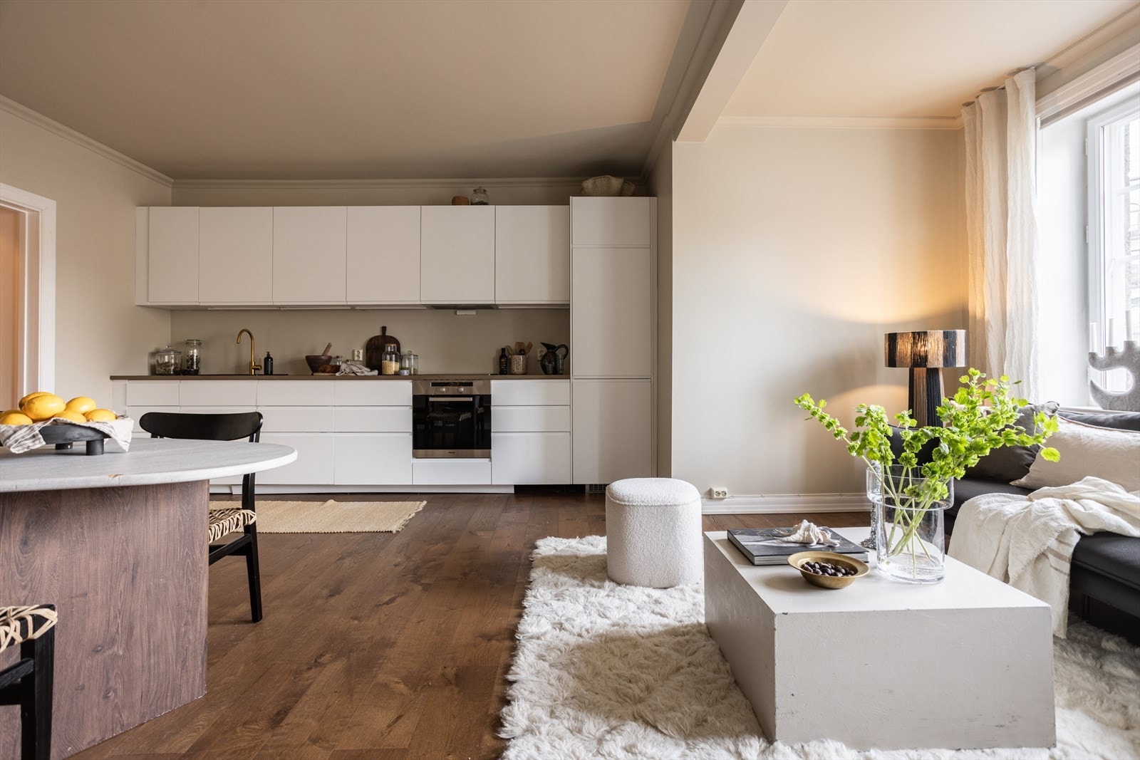 Kjøkkenet har en flott og tidsriktig innredning som var ny i 2018. Galleribilde