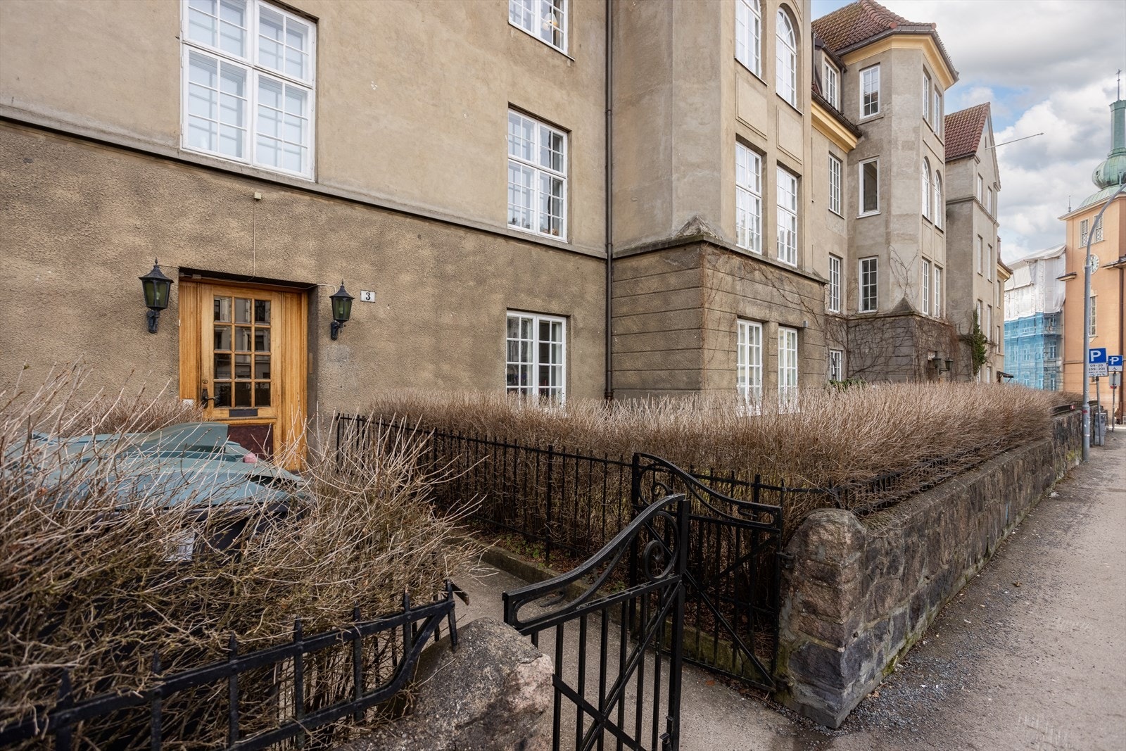 Nydelig og pent opparbeidet inngangsparti med flott forhage som gir en skjermet og frodig tilværelse. Galleribilde