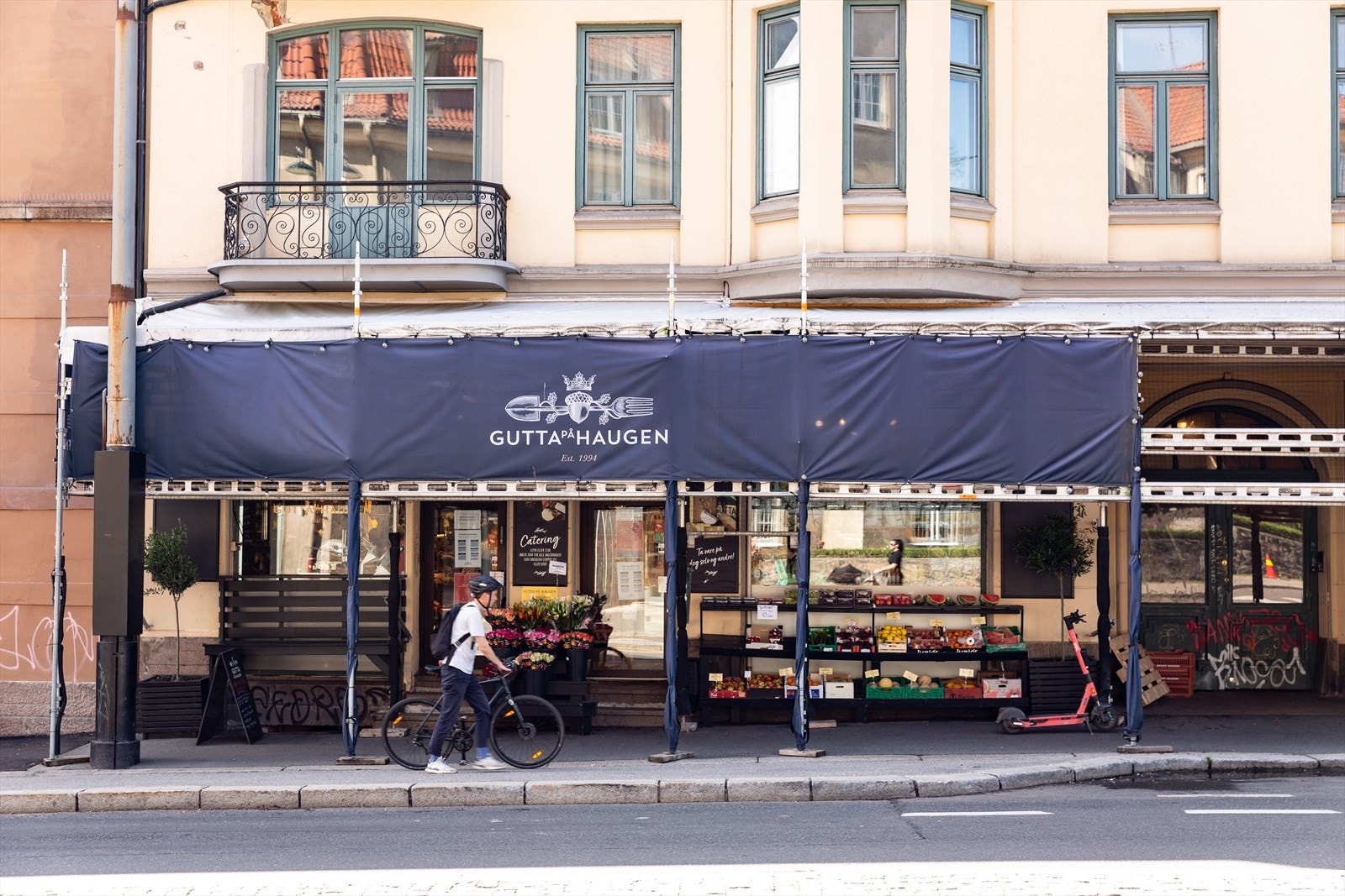 Fra leiligheten er det umiddelbar nærhet til områdets nisjebutikker og kaféer. Her finner du blant annet Gutta på haugen, Pascal, Smalhans og Java kaffe- og vinbar. Galleribilde