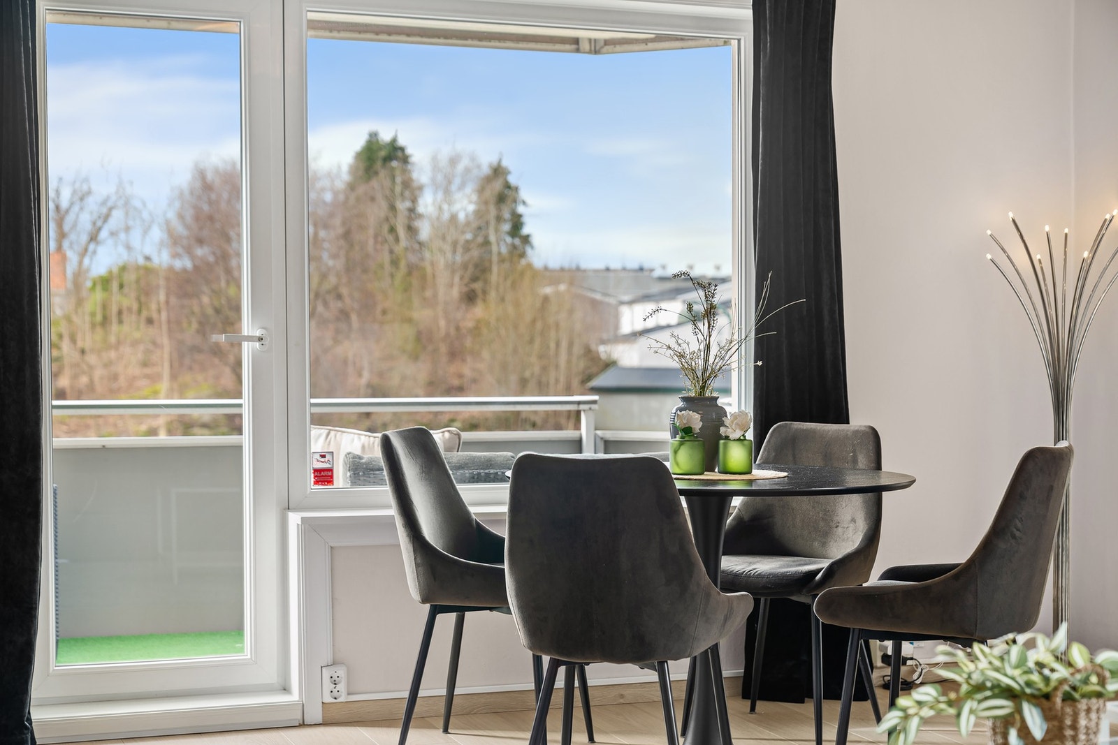 - Plass til spisebord i stuen | Store vindusflater som skaper fint lysinnslipp - Galleribilde