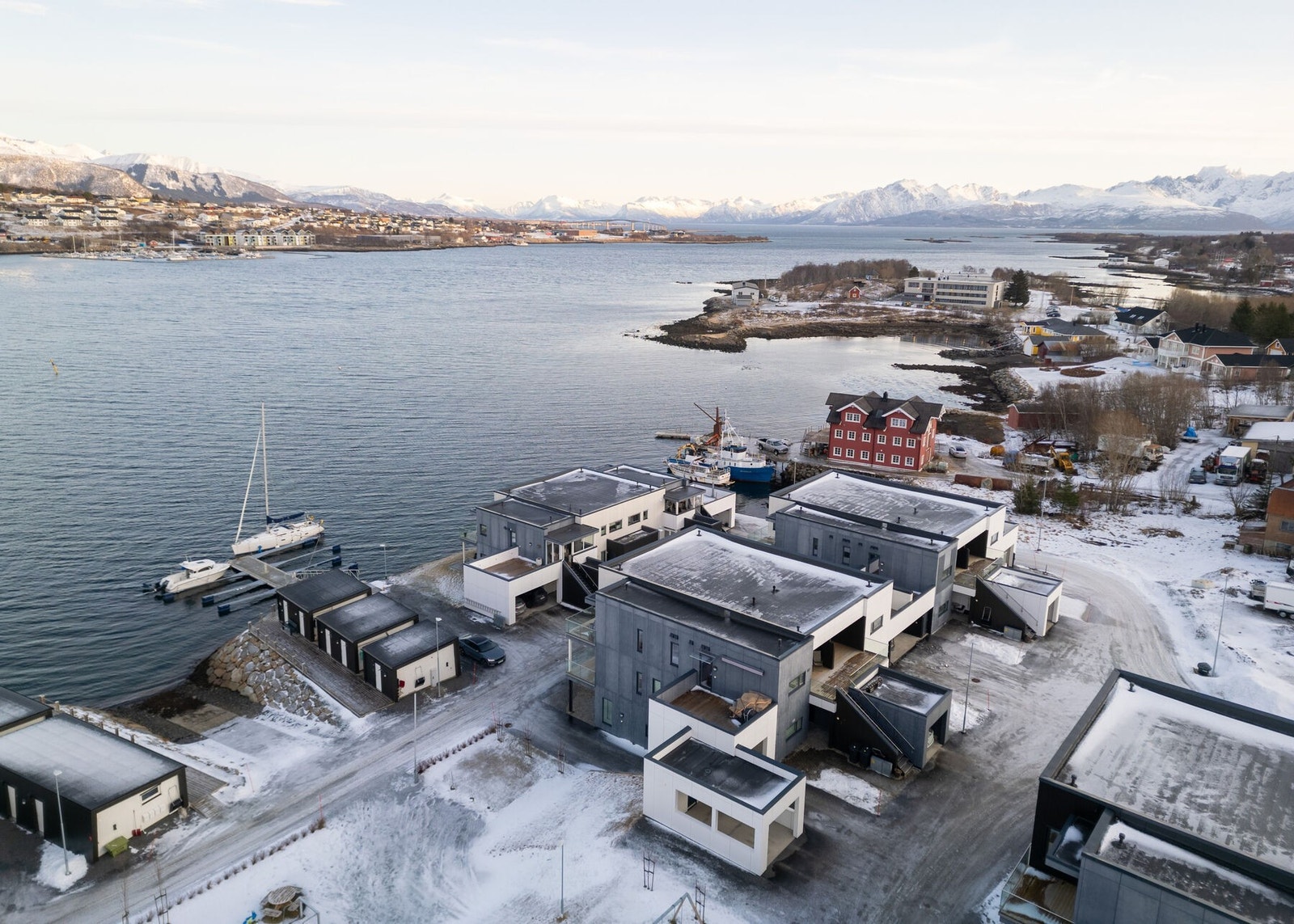 Turmuligheter ved sjøen, samt nærhet til skog og utmark. Galleribilde