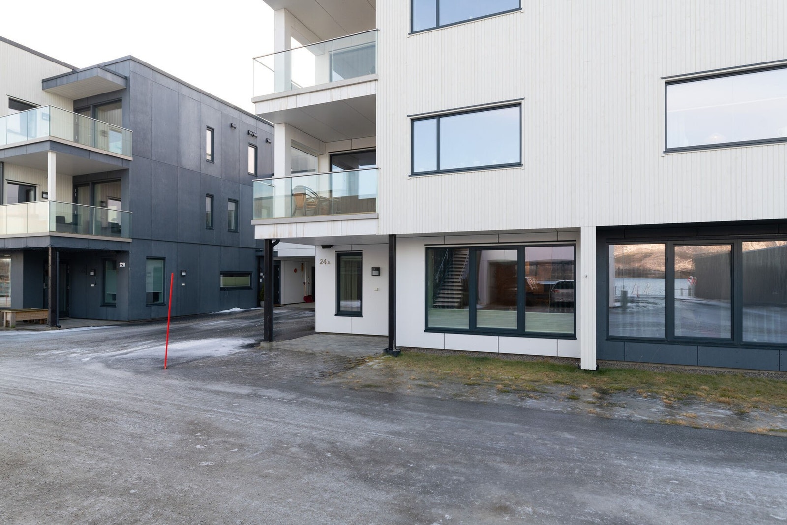 Leiligheten har beliggenhet i byggets 1. etasje som gir enkelt adkomst fra bakkeplan. Galleribilde