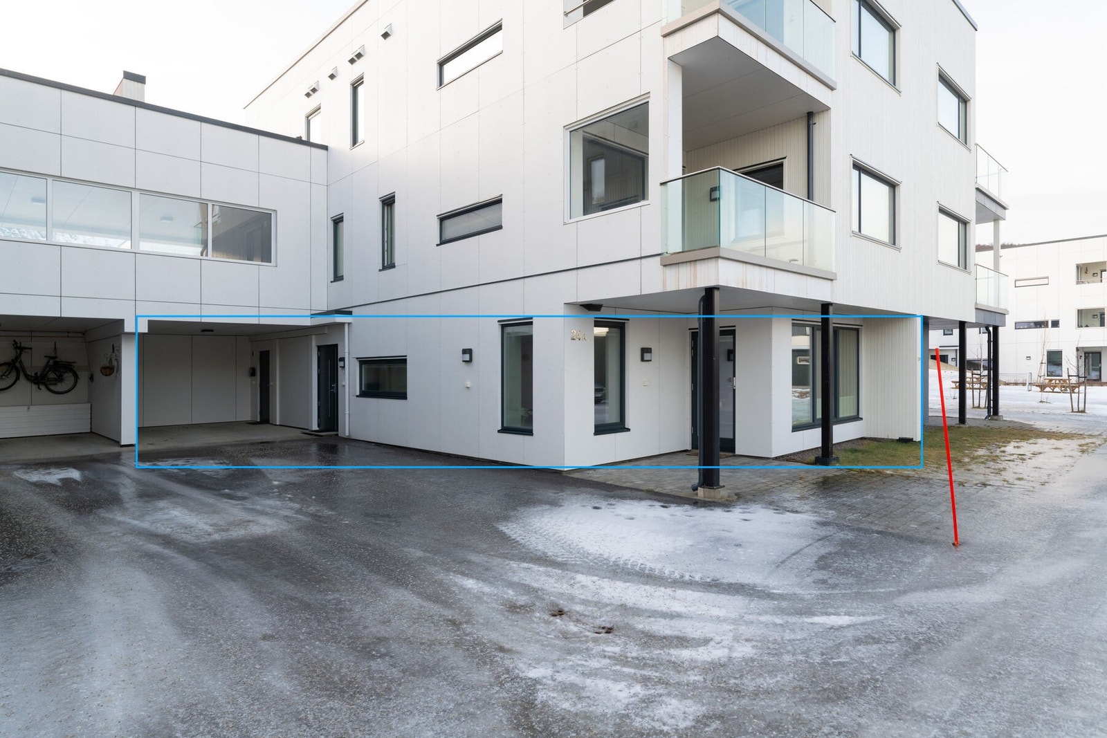 Lys og moderne 3-roms selveierleilighet fra 2018 med markterrasse og parkering i carport. Galleribilde
