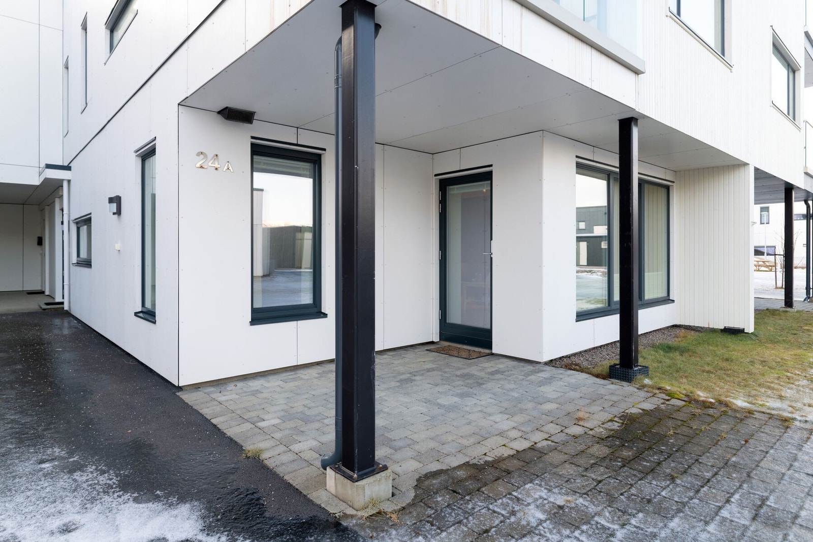 Fra stuen er det utgang til en sørvest-vendt markterrasse med belegningsstein. Galleribilde